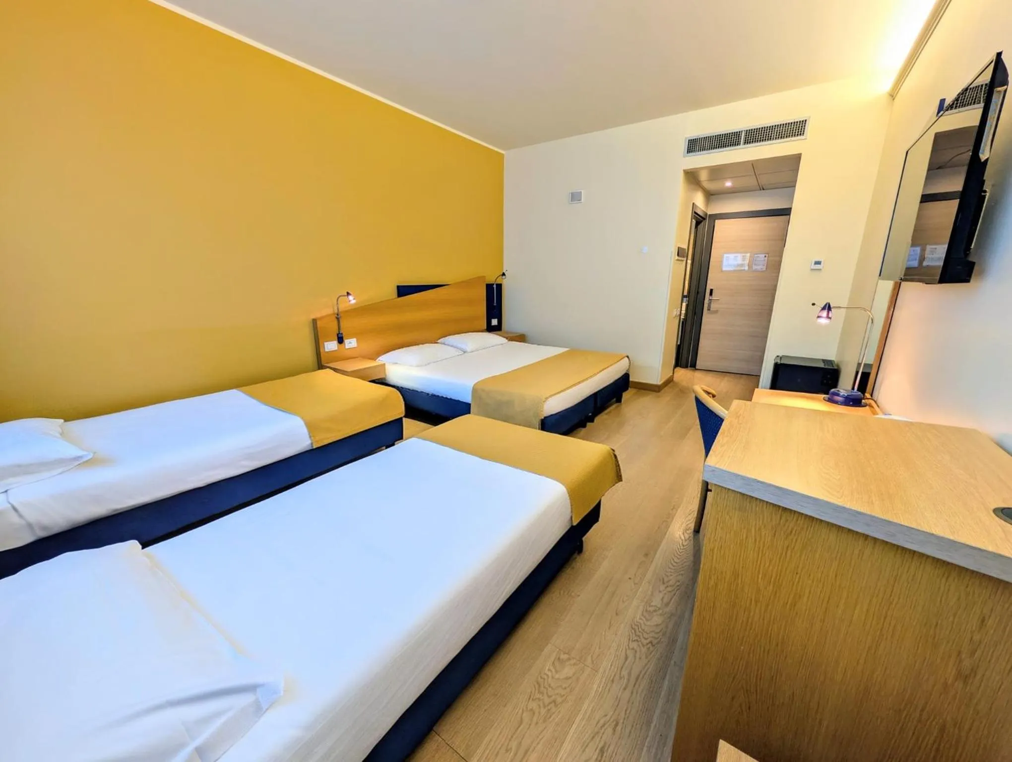 Bed in Hotel Express Aosta East