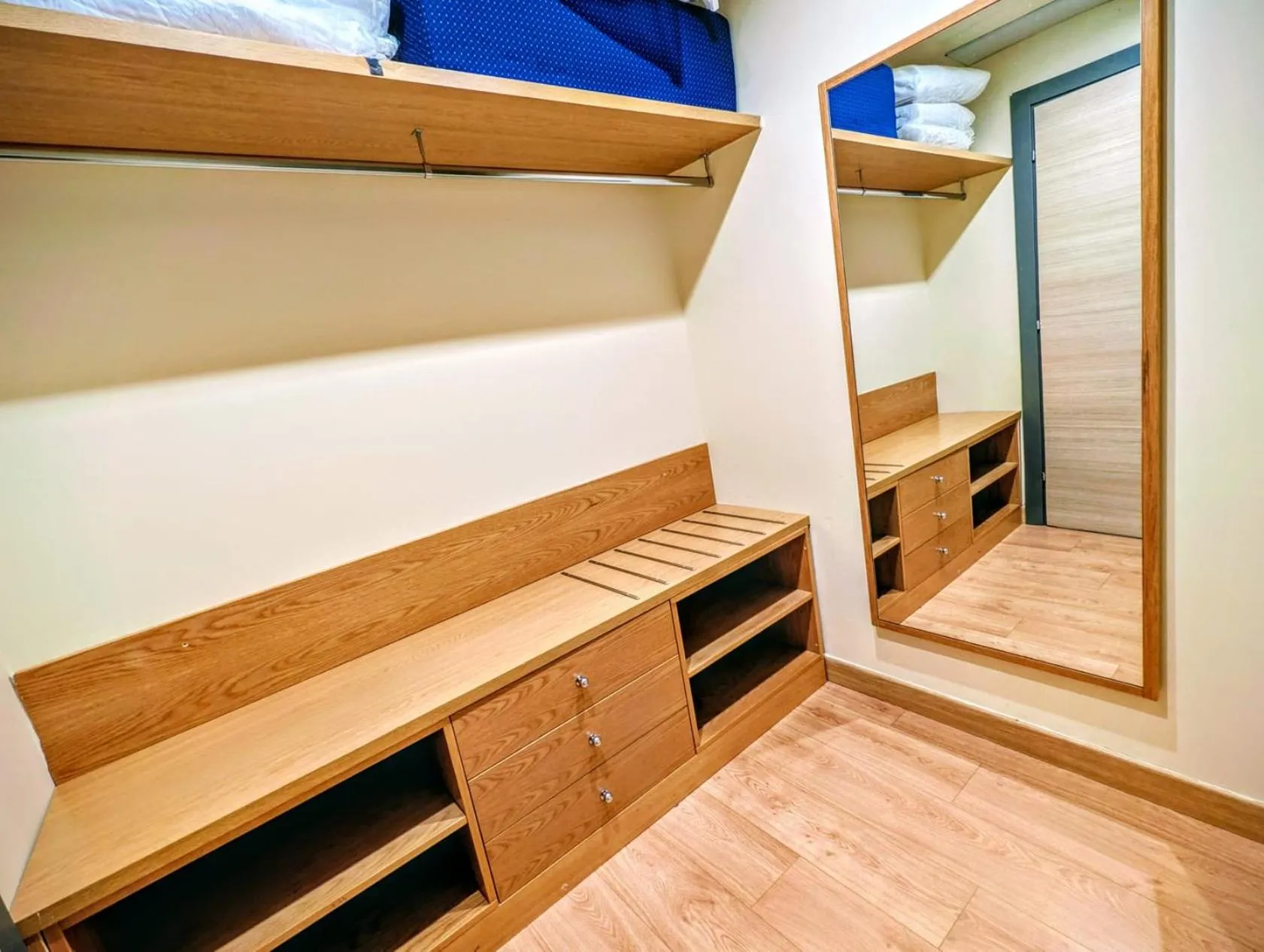 wardrobe in Hotel Express Aosta East