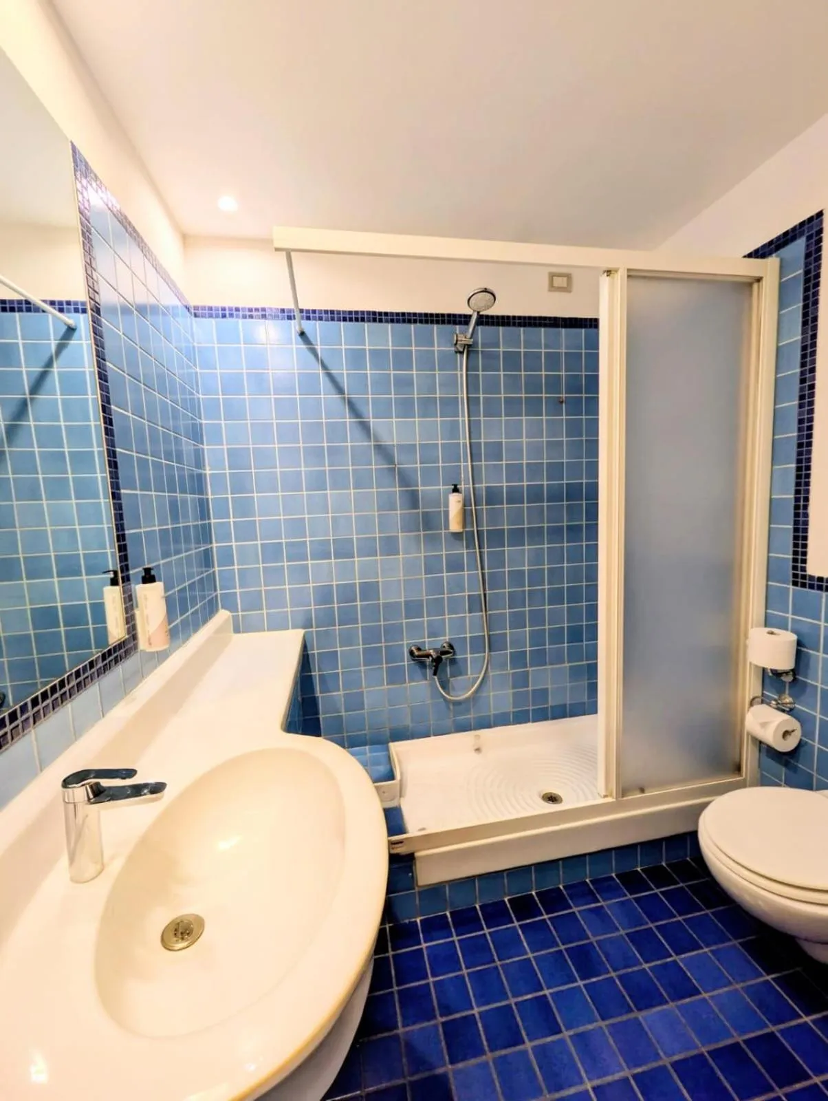 Shower in Hotel Express Aosta East