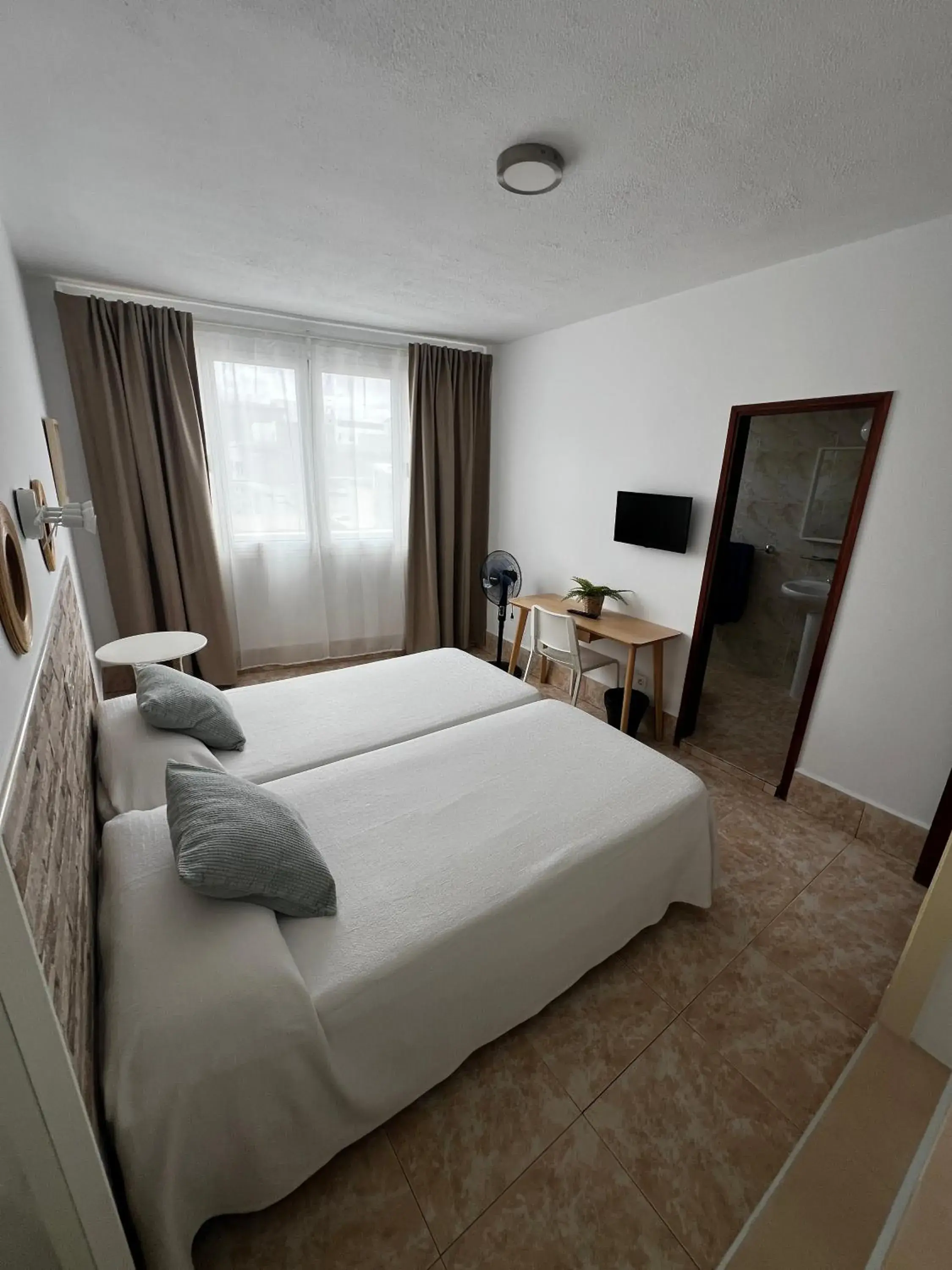 Area and facilities, Bed in Hostal Residencia Cardona Area and facilities, Bed in Hostal Residencia Cardona