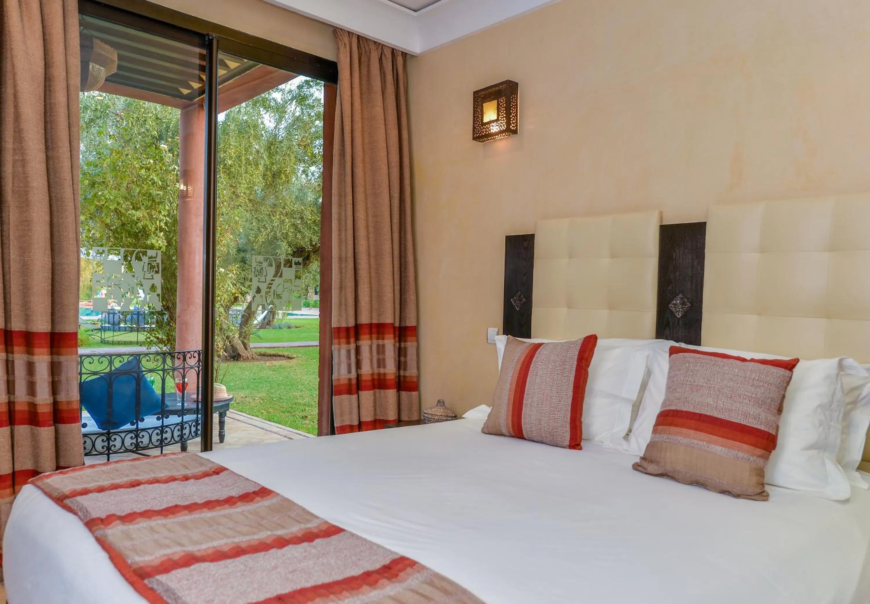 Photo of the whole room, Bed in Les Jardins De Zyriab