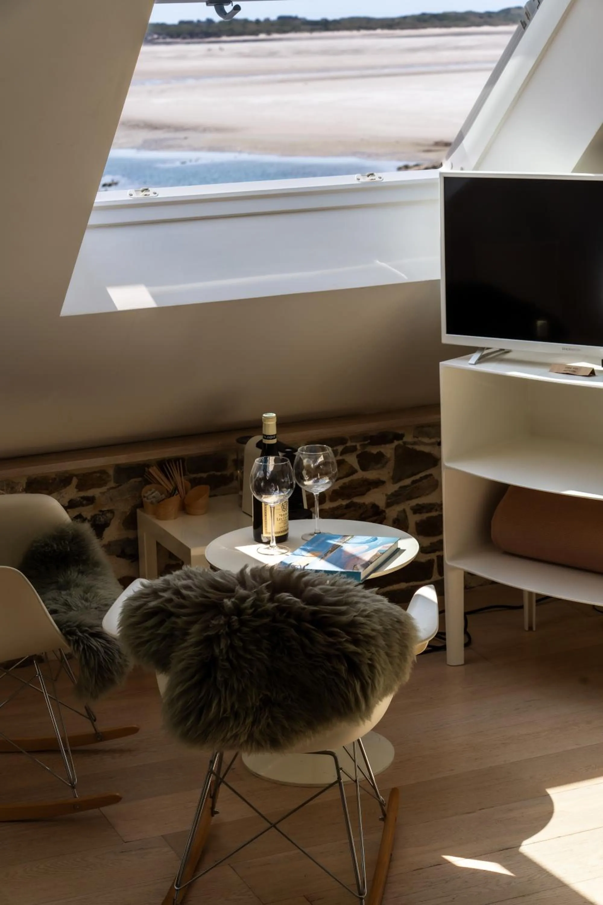 Property building in Aux 13 Arches-Logis Hôtel Restaurant