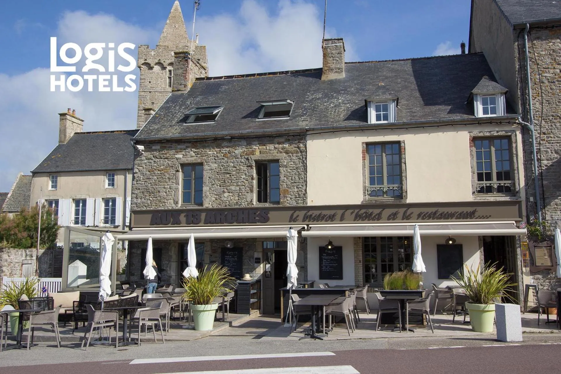 Property building in Aux 13 Arches-Logis Hôtel Restaurant