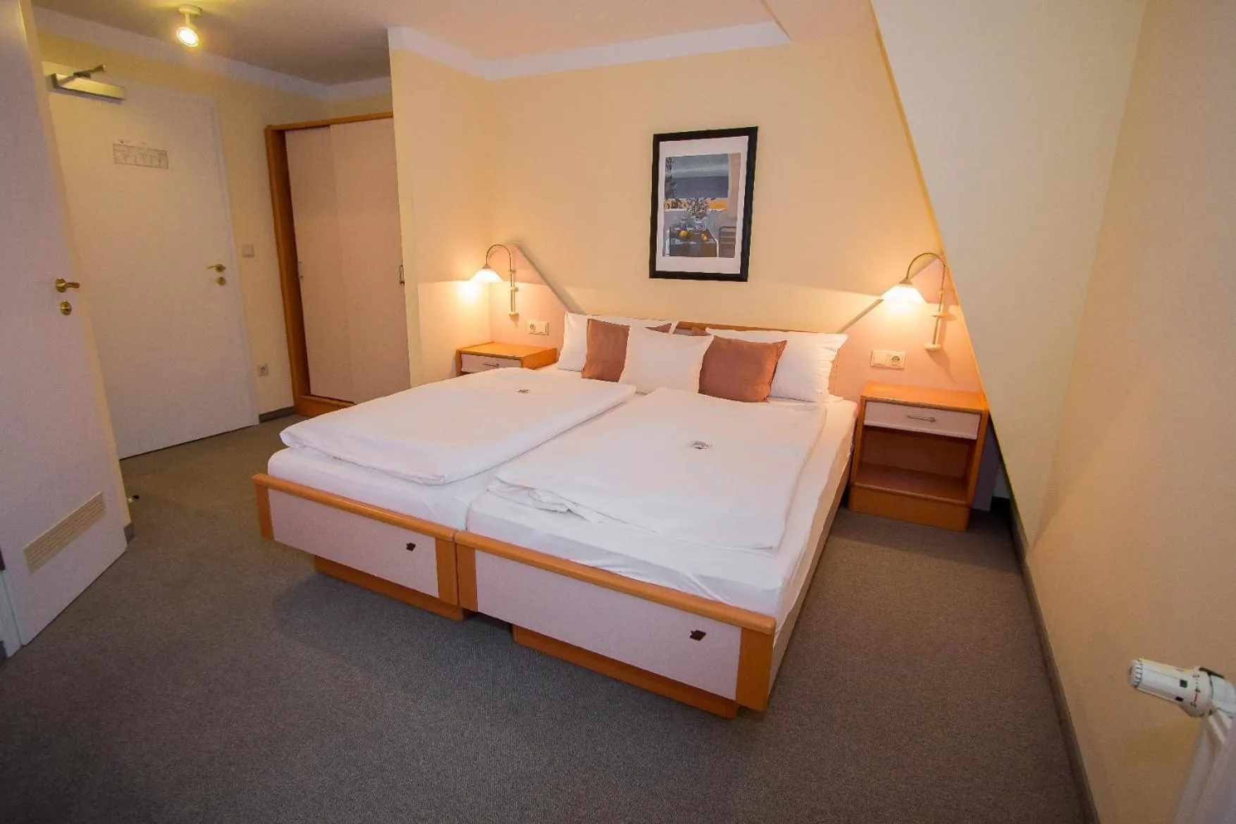 Photo of the whole room, Bed in Hotel Garni am Markt - Businesshotel - Frühstücksbuffet - Fahrradabstellplatz - Hunde willkommen