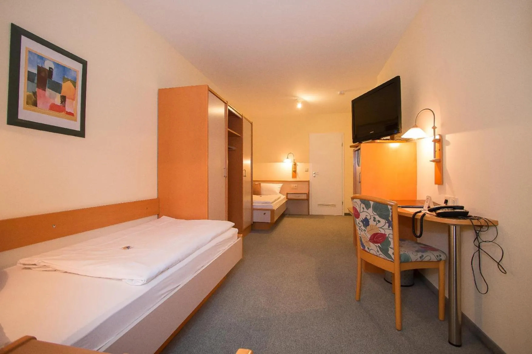 Photo of the whole room, Bed in Hotel Garni am Markt - Businesshotel - Frühstücksbuffet - Fahrradabstellplatz - Hunde willkommen