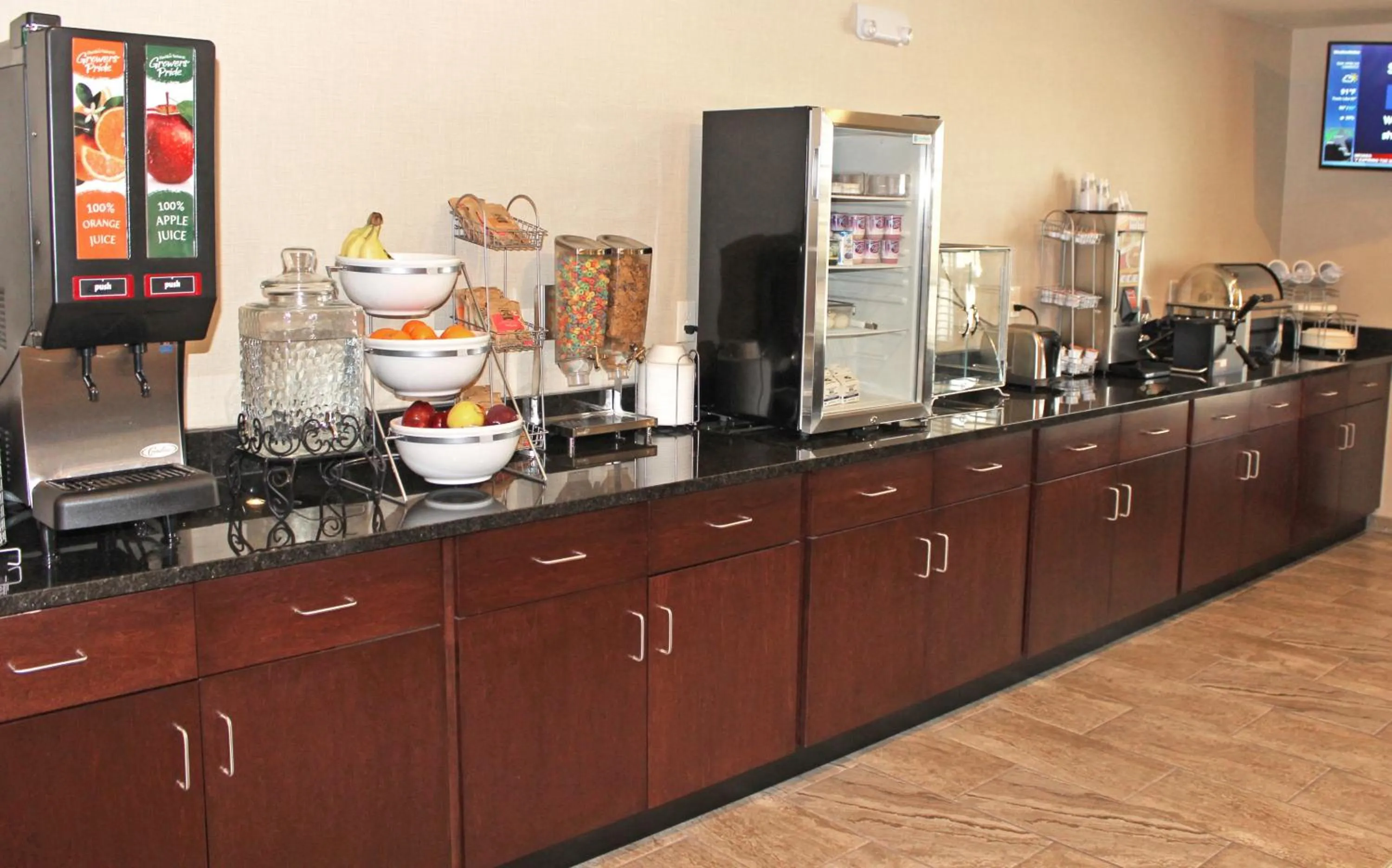 Buffet breakfast in Cobblestone Inn & Suites - Lamoni
