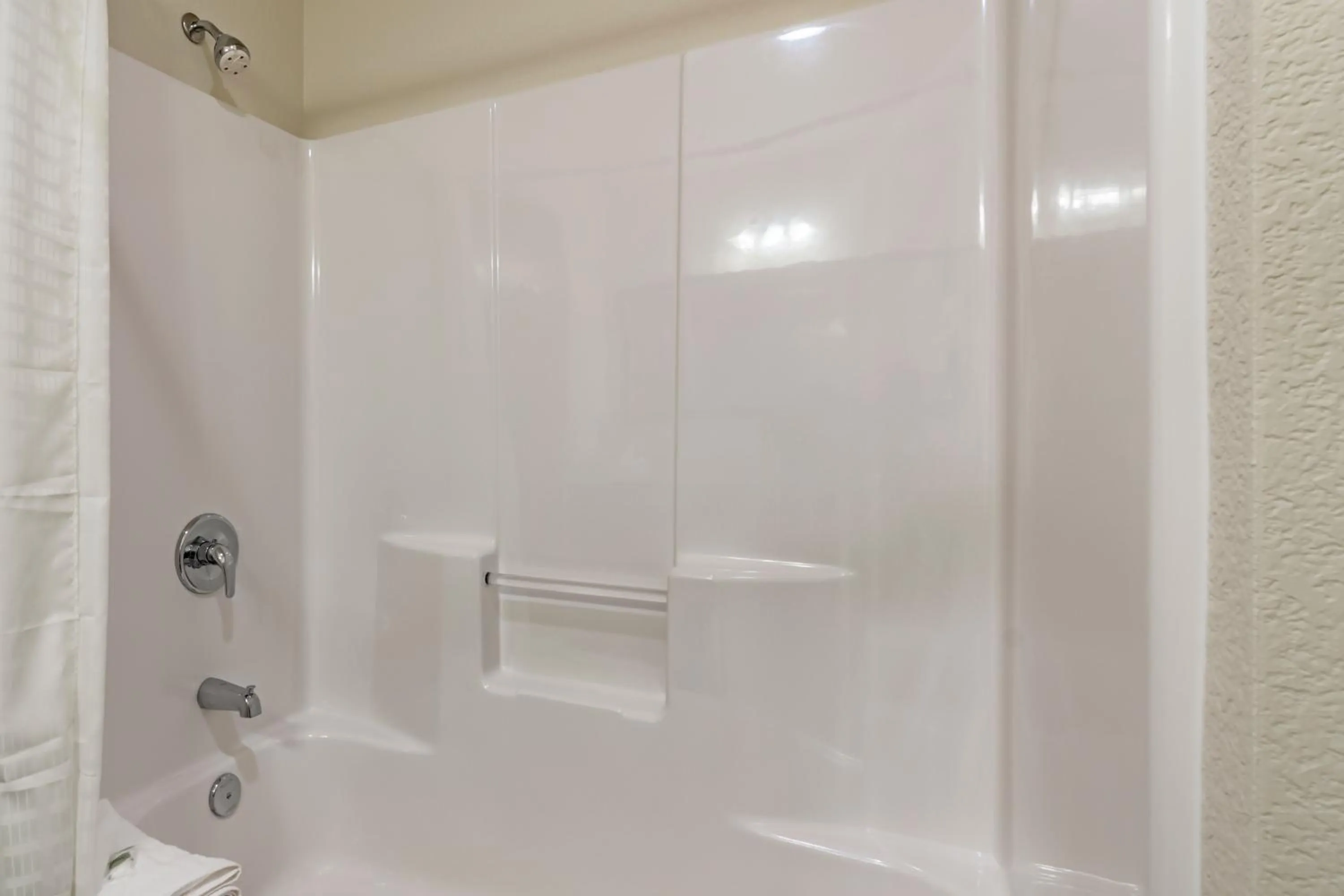 Shower in Cobblestone Inn & Suites - Lamoni