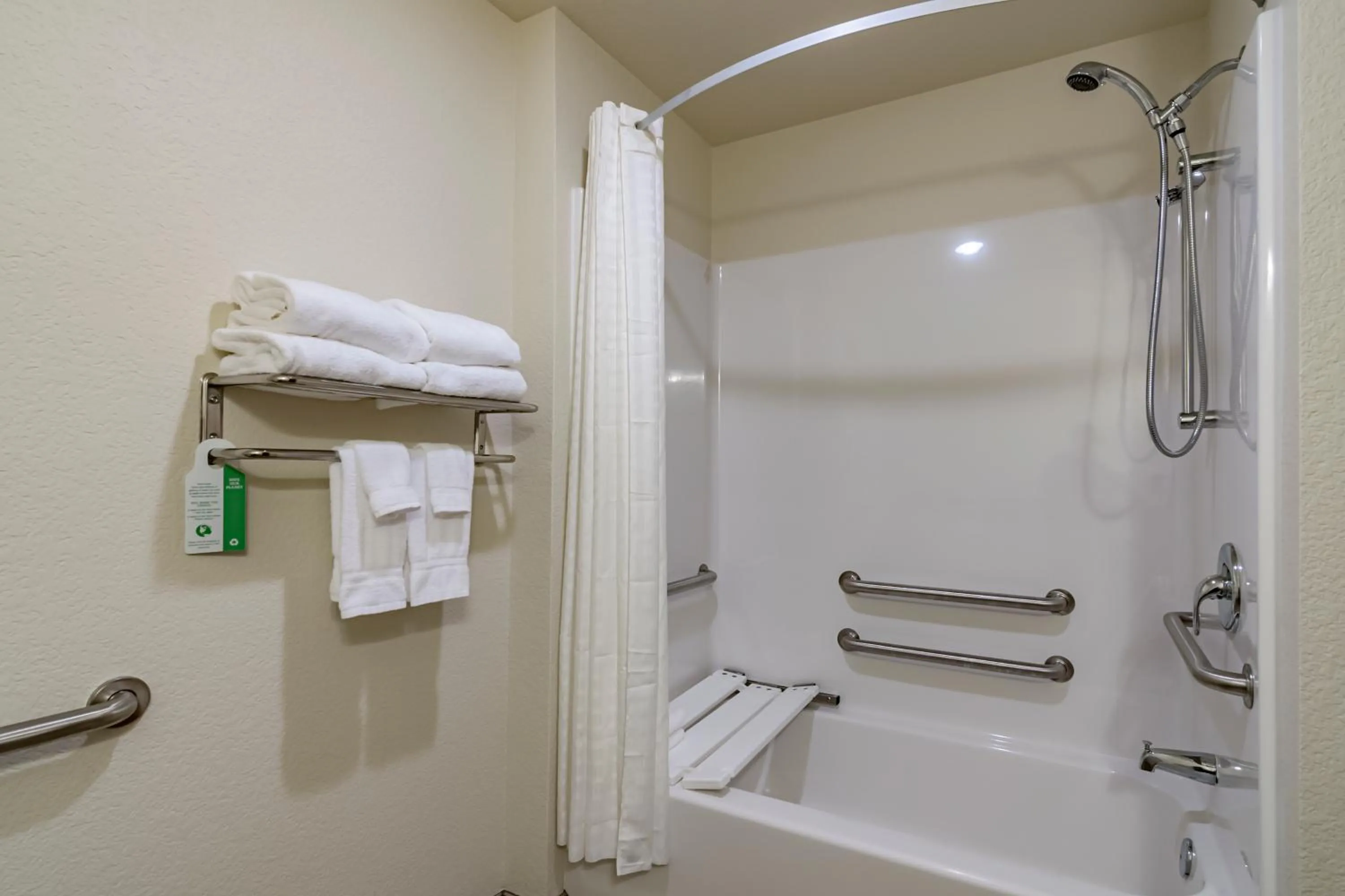 Shower in Cobblestone Inn & Suites - Lamoni