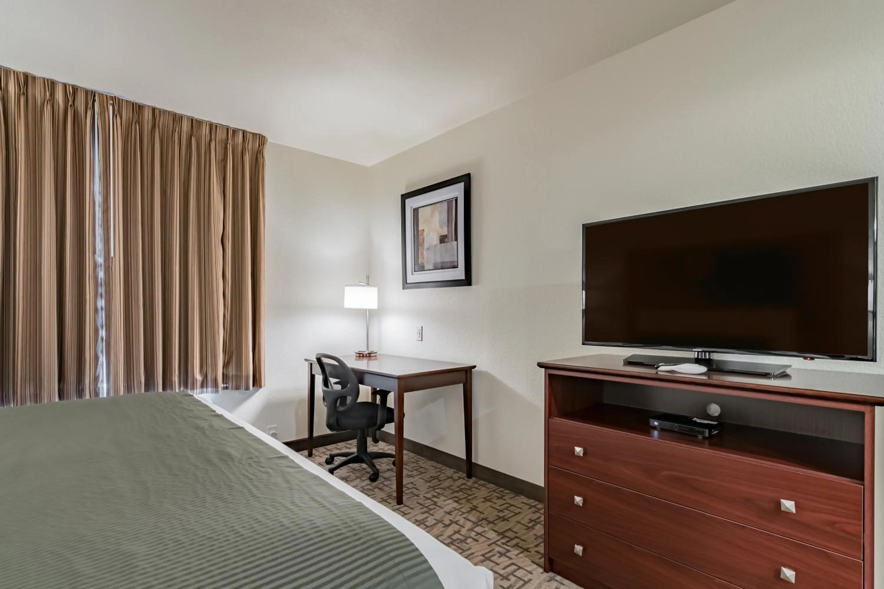 Bed in Cobblestone Inn & Suites - Lamoni