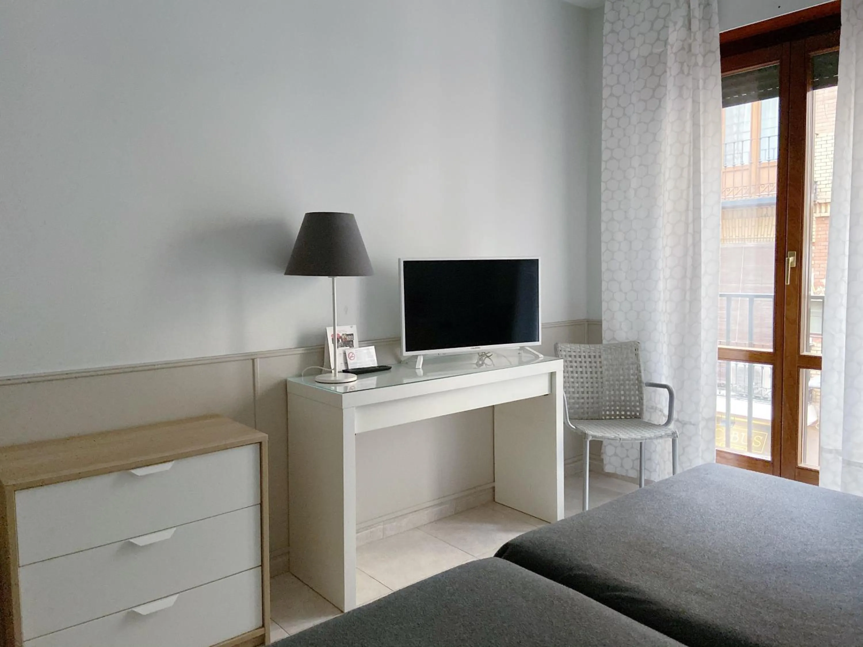 TV and multimedia, Bed in Hotel Rio Arga