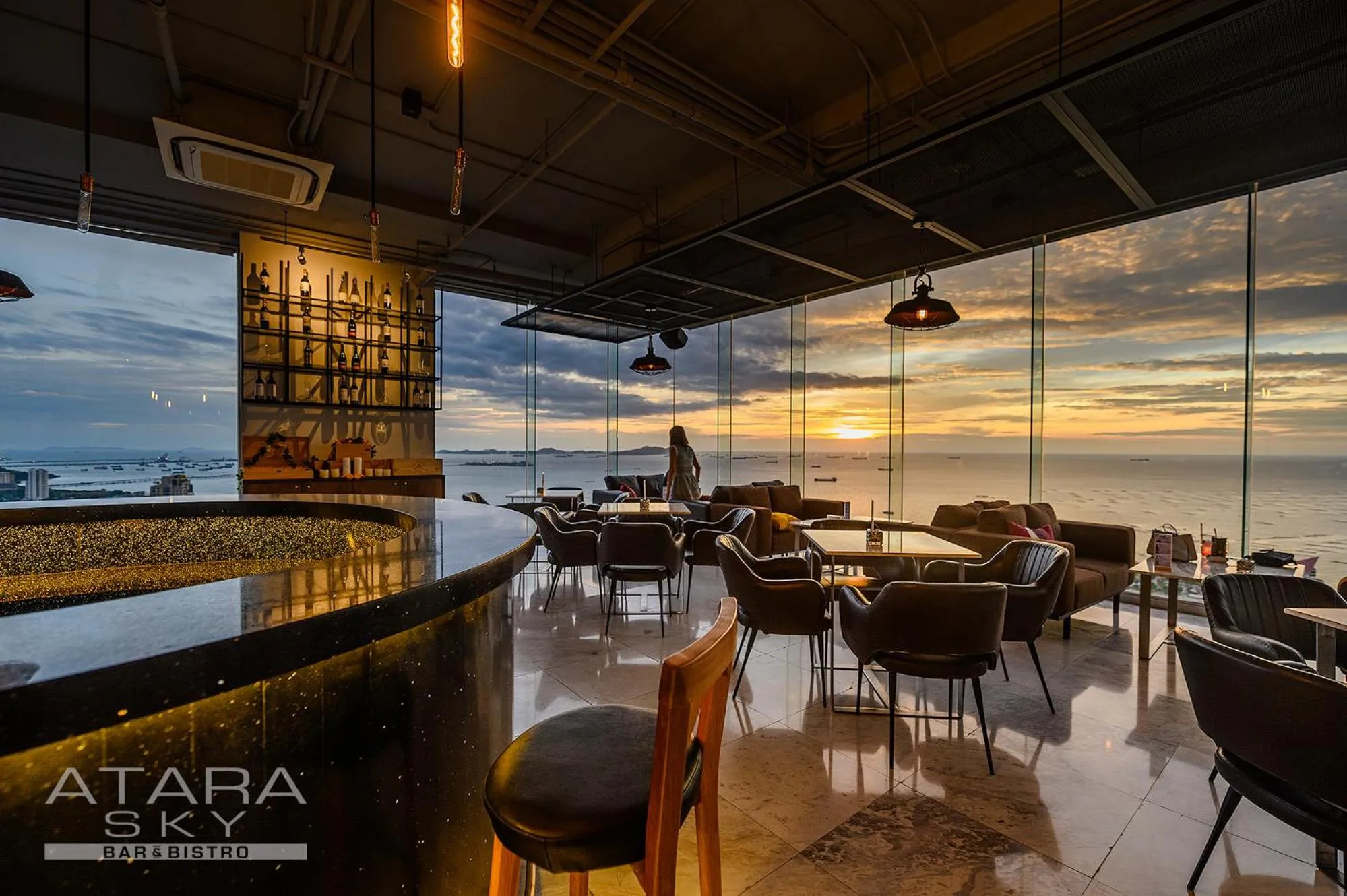 Lounge or bar in Oakwood Hotel & Residence Sri Racha