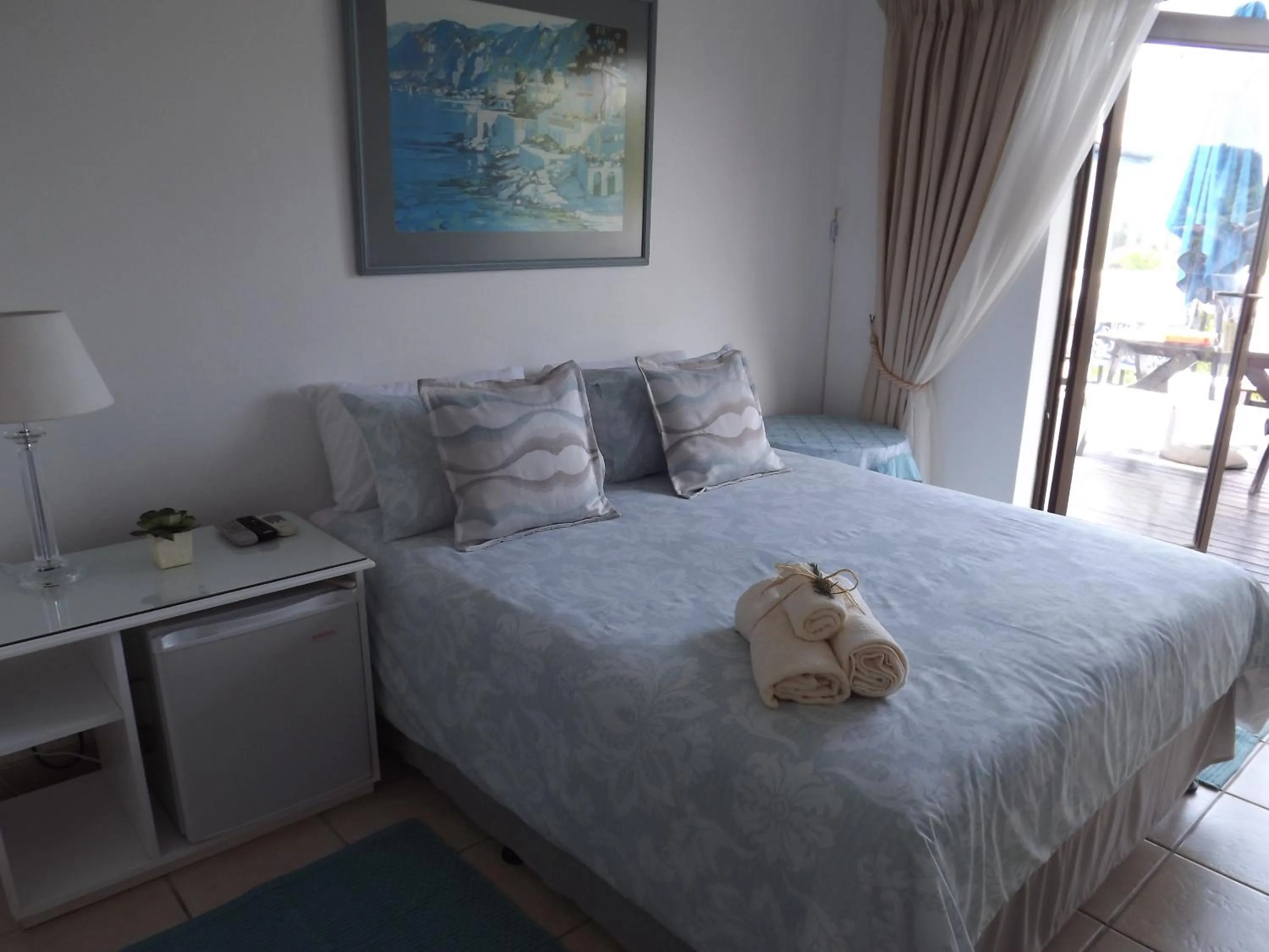 Photo of the whole room, Bed in Stroke-One-Inn