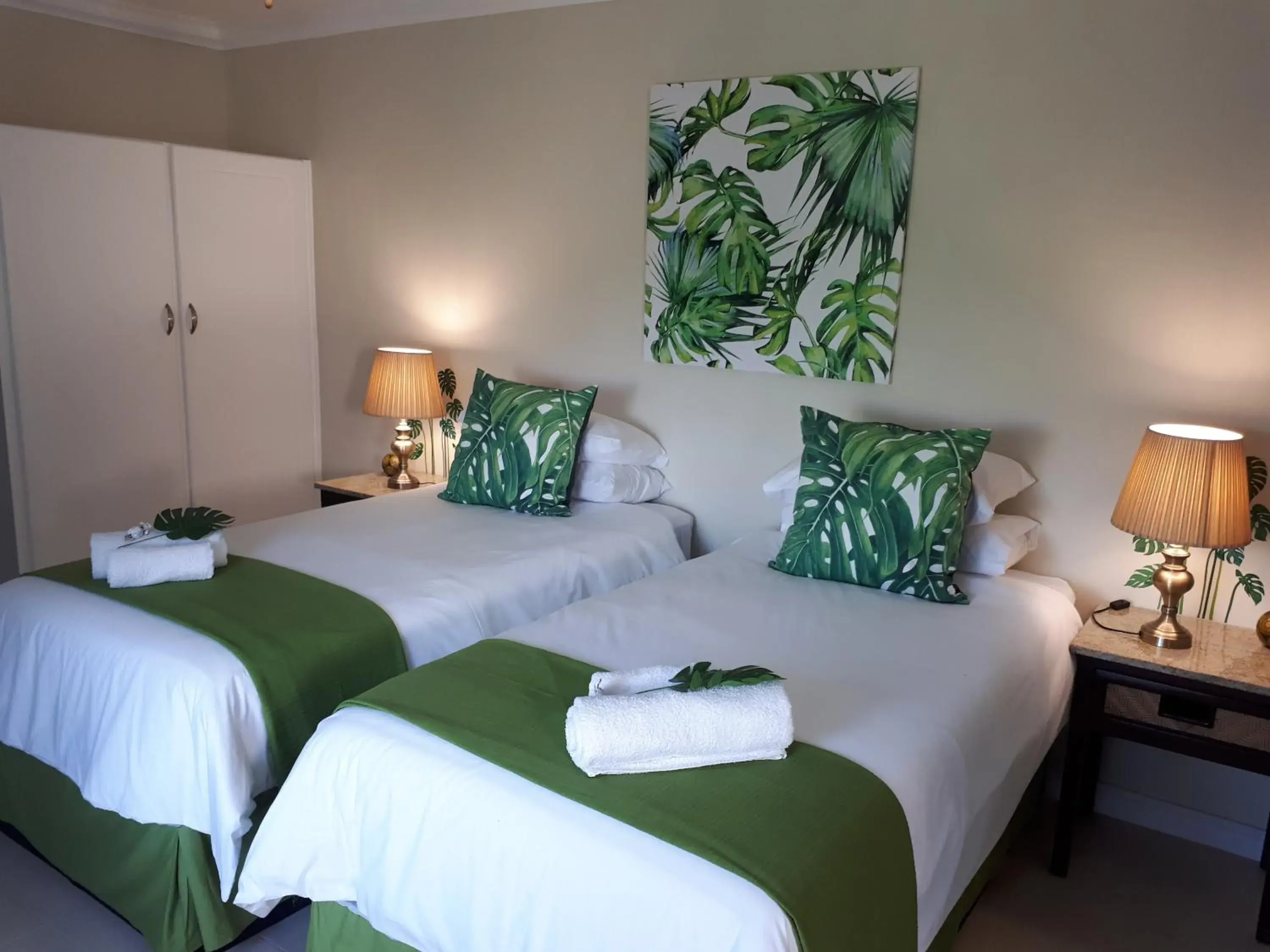 Twin/Double Room - single occupancy in Stroke-One-Inn Twin/Double Room - single occupancy in Stroke-One-Inn