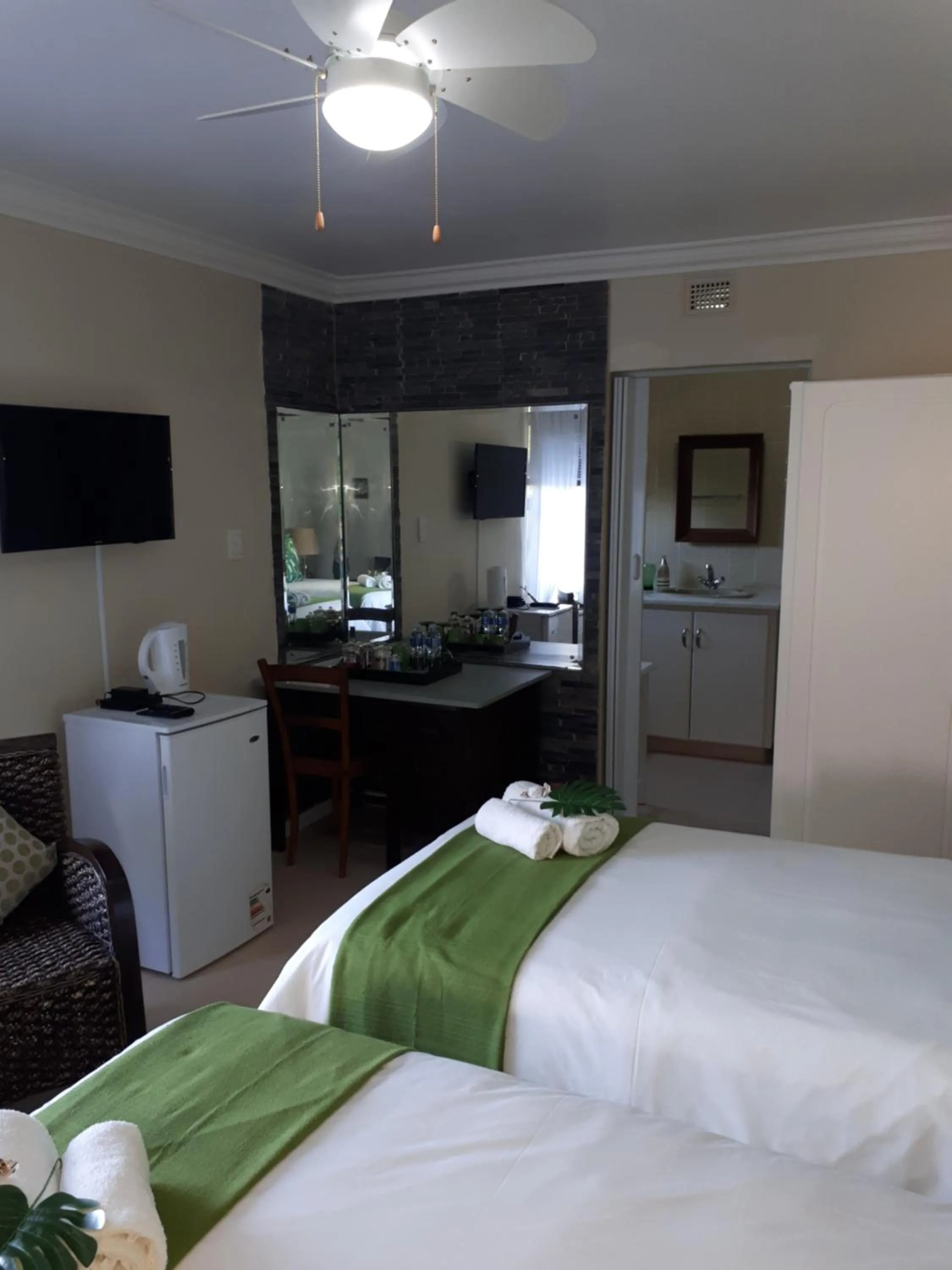 Photo of the whole room, Bed in Stroke-One-Inn