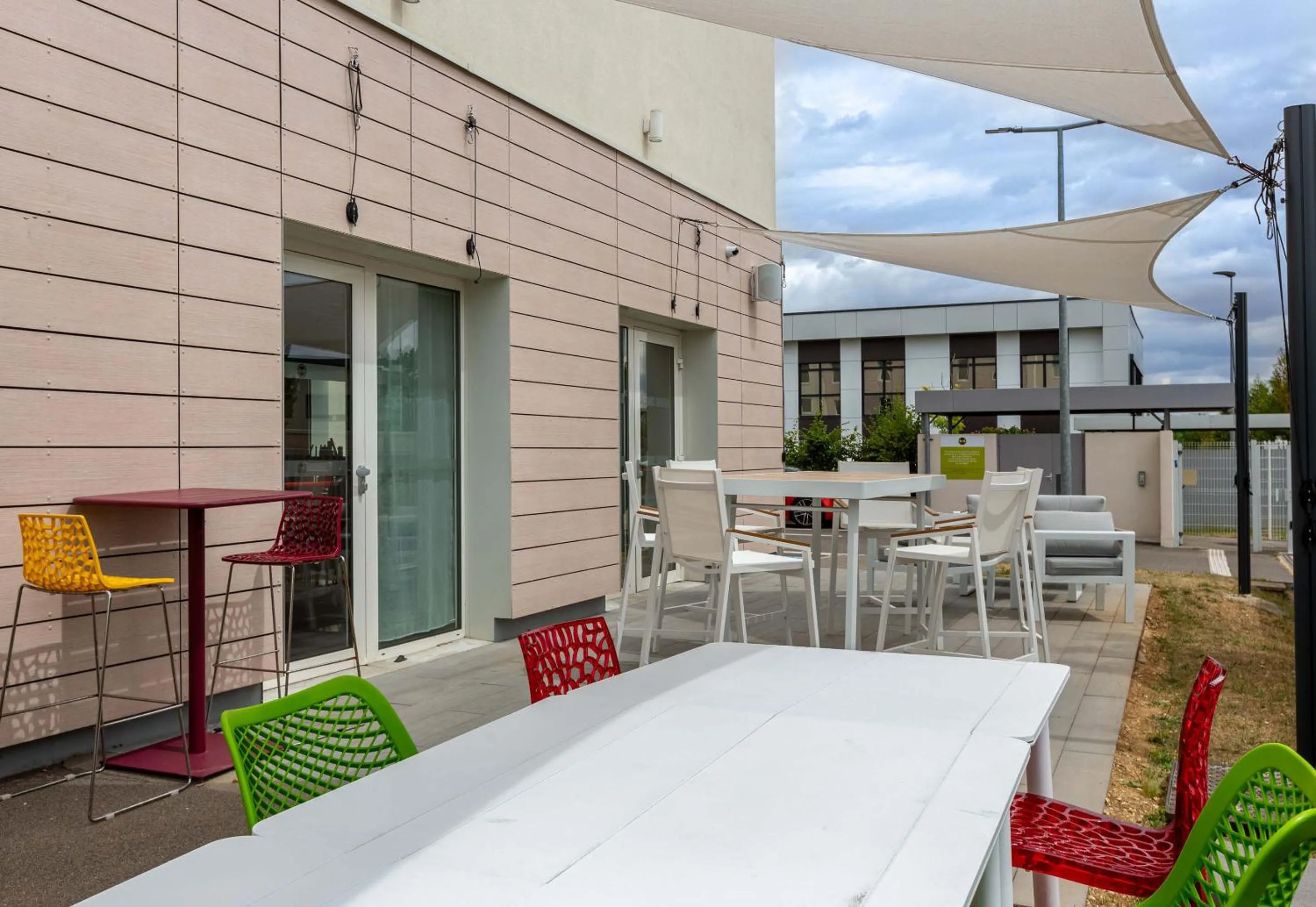 Patio in B&B HOTEL CHARTRES Oceane