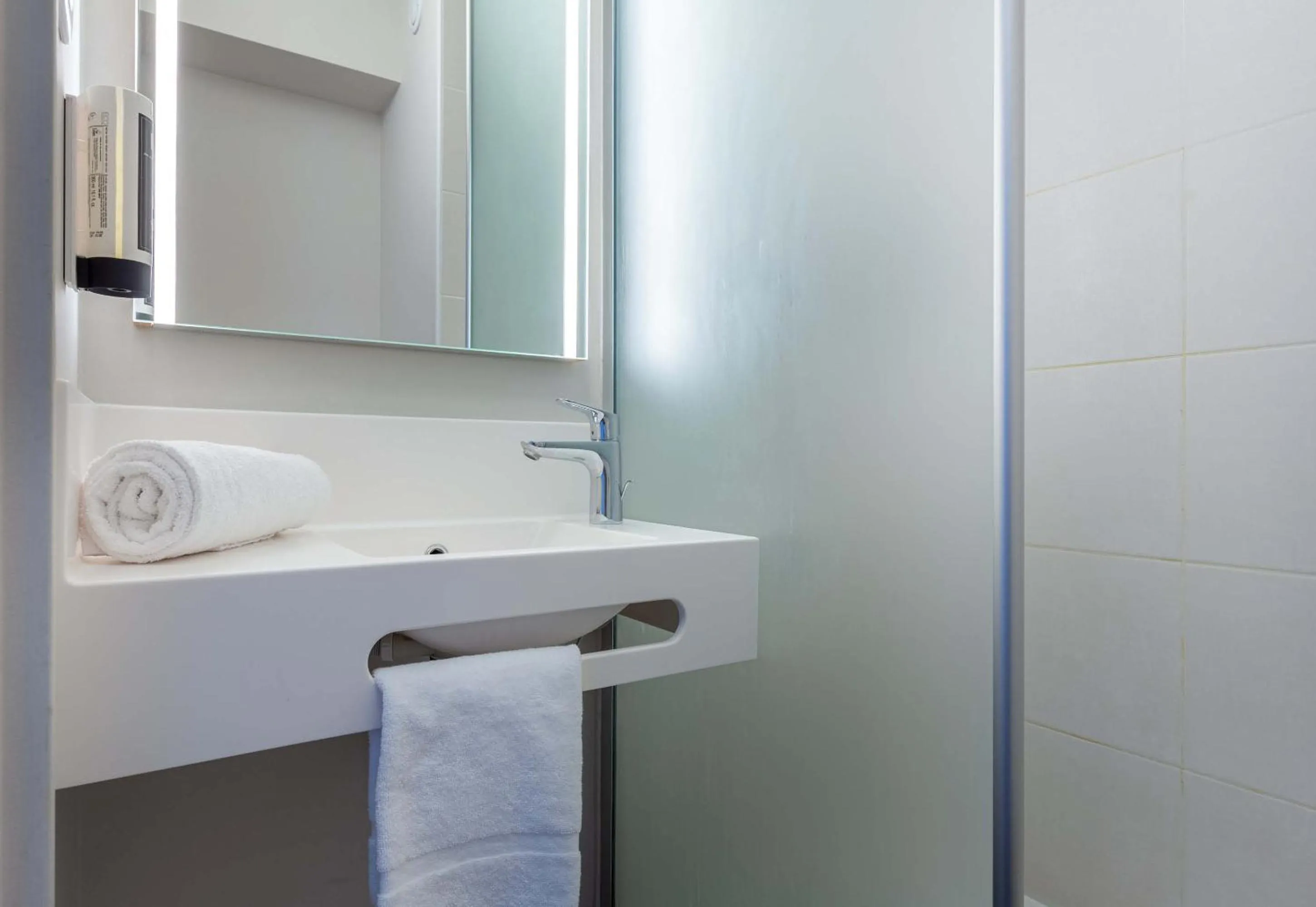 Bathroom in B&B HOTEL CHARTRES Oceane