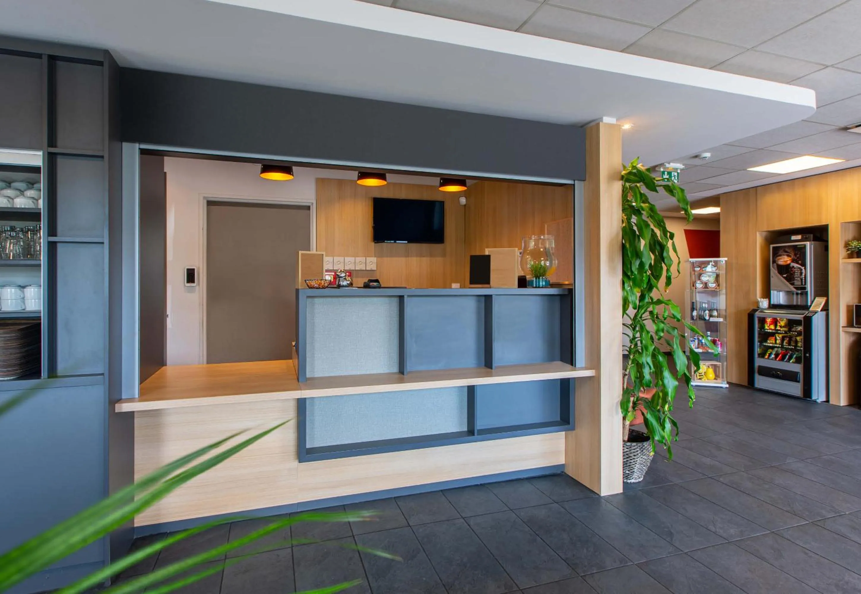 Lobby or reception in B&B HOTEL CHARTRES Oceane