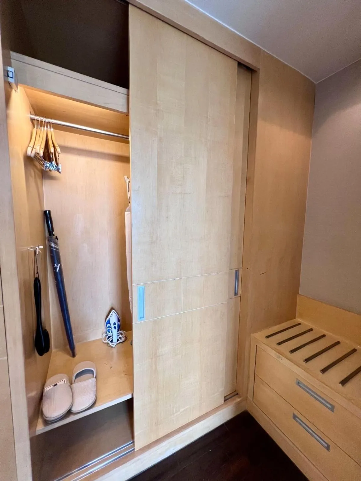 flat iron, Bed in Sora Resort & Suites Sukhumvit