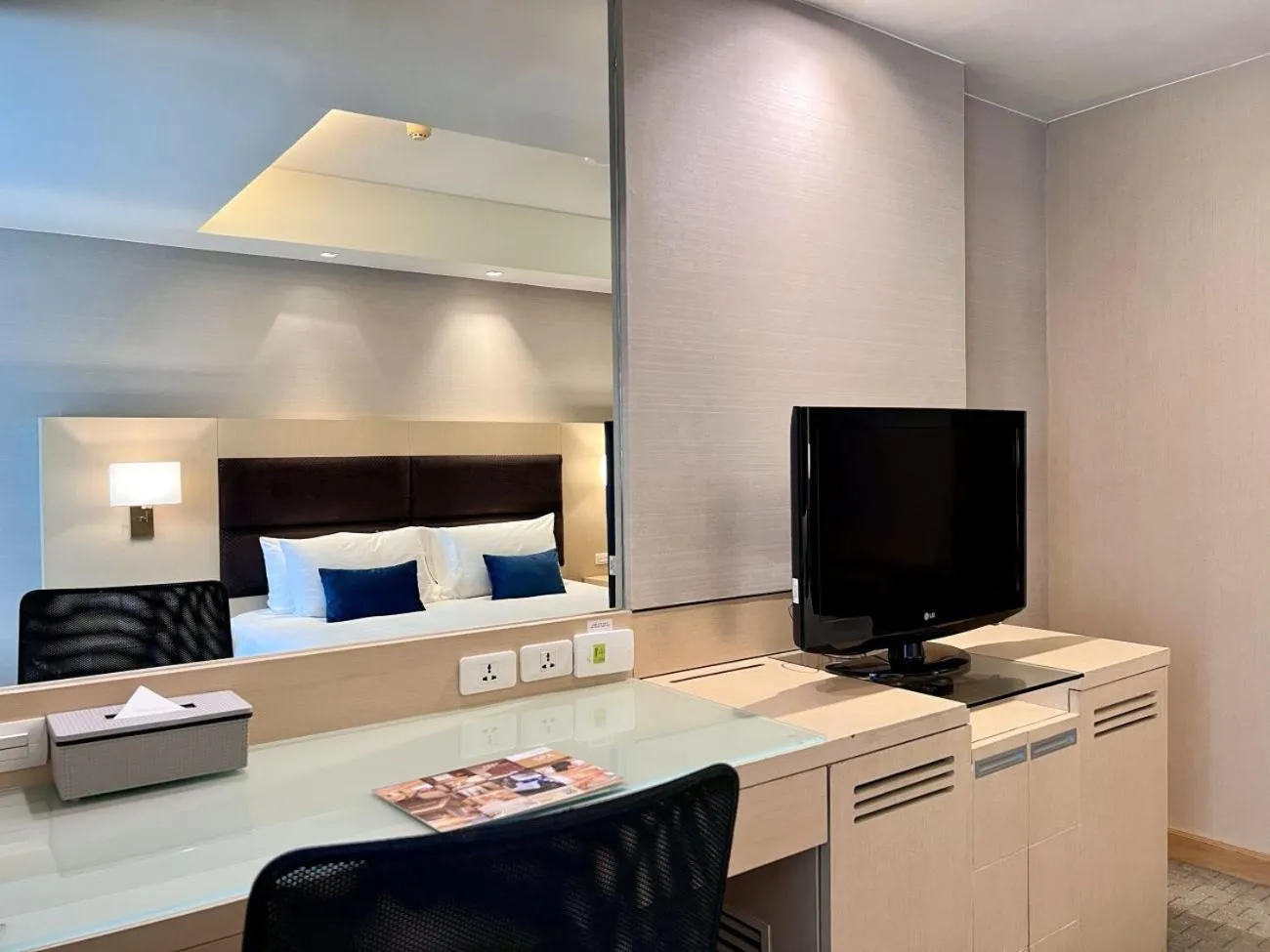 TV and multimedia, Bed in Sora Resort & Suites Sukhumvit