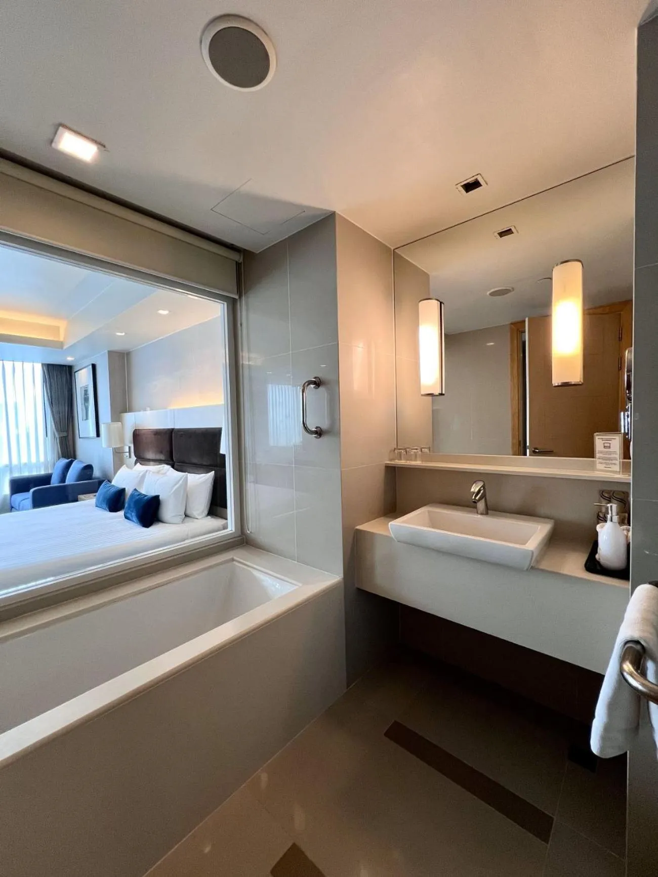 Bathroom, Bed in Sora Resort & Suites Sukhumvit