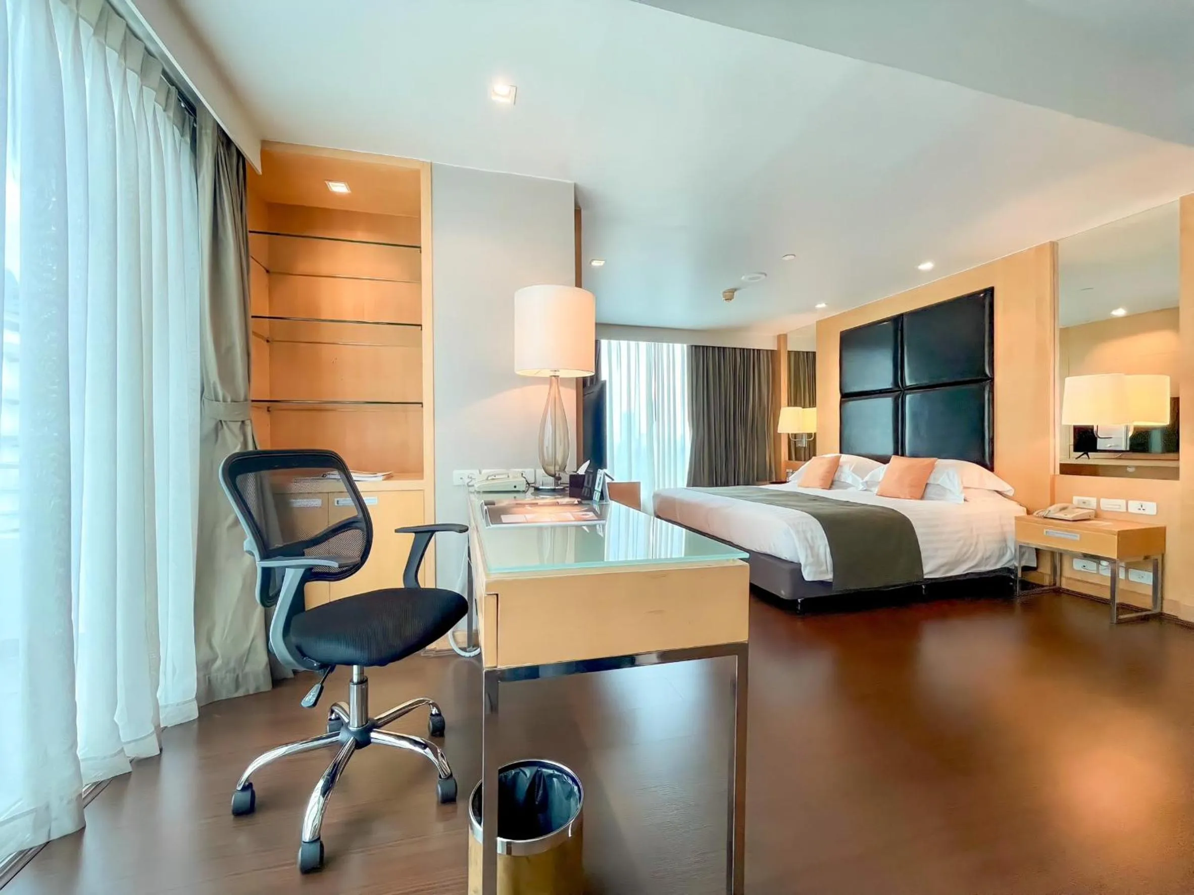 Seating area, Bed in Sora Resort & Suites Sukhumvit