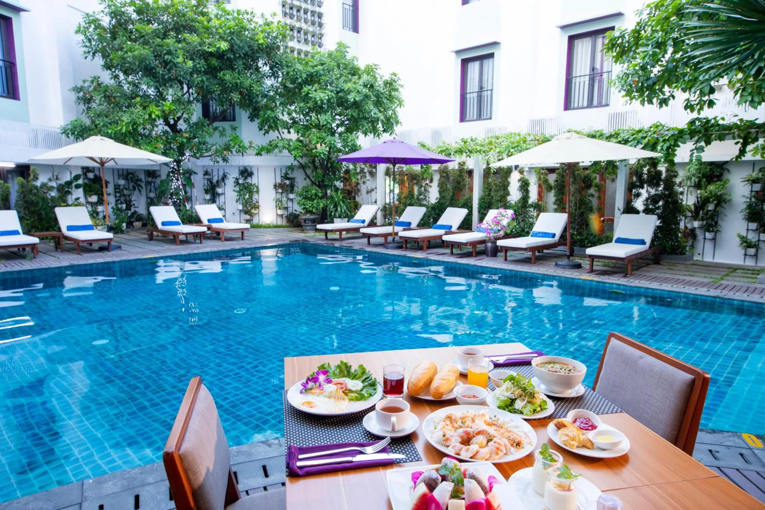 Swimming pool in ÊMM Hotel Hue