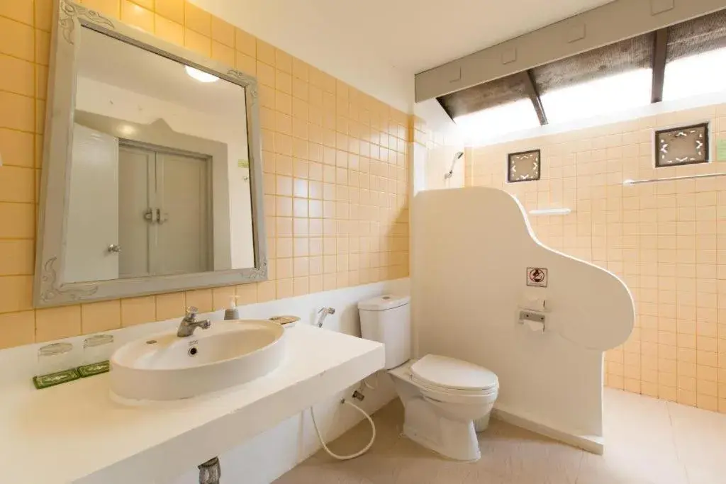 Bathroom in Bayview Resort Phi Phi Island - Beach Front Resort Bathroom in Bayview Resort Phi Phi Island - Beach Front Resort