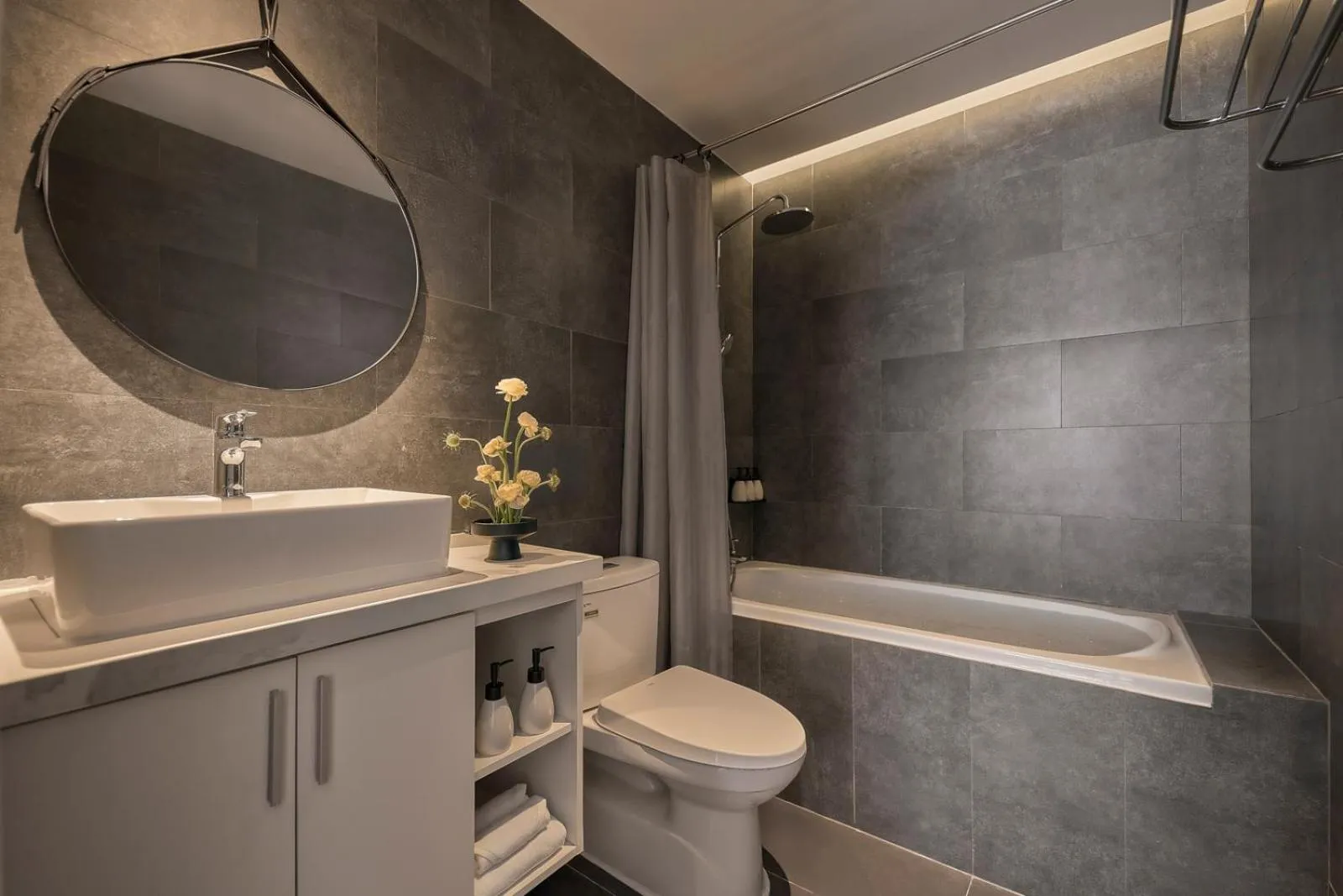 Shower in M Village Hotel Premier Thi Sách