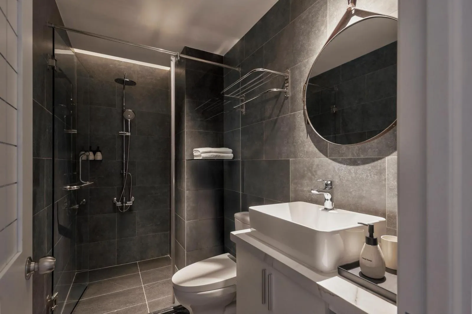 Shower in M Village Hotel Premier Thi Sách