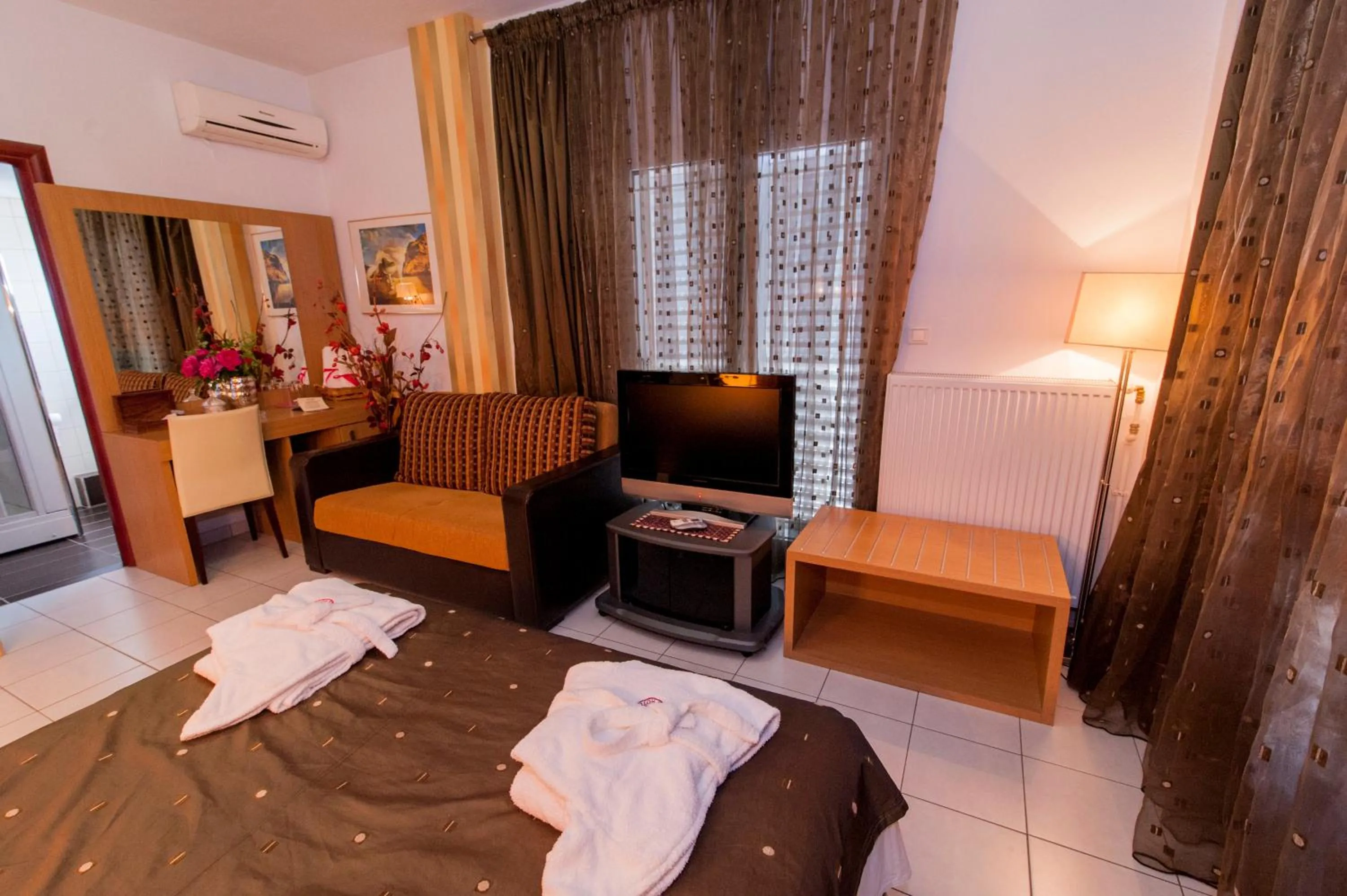 Living room, Bed in Krikonis Hotel