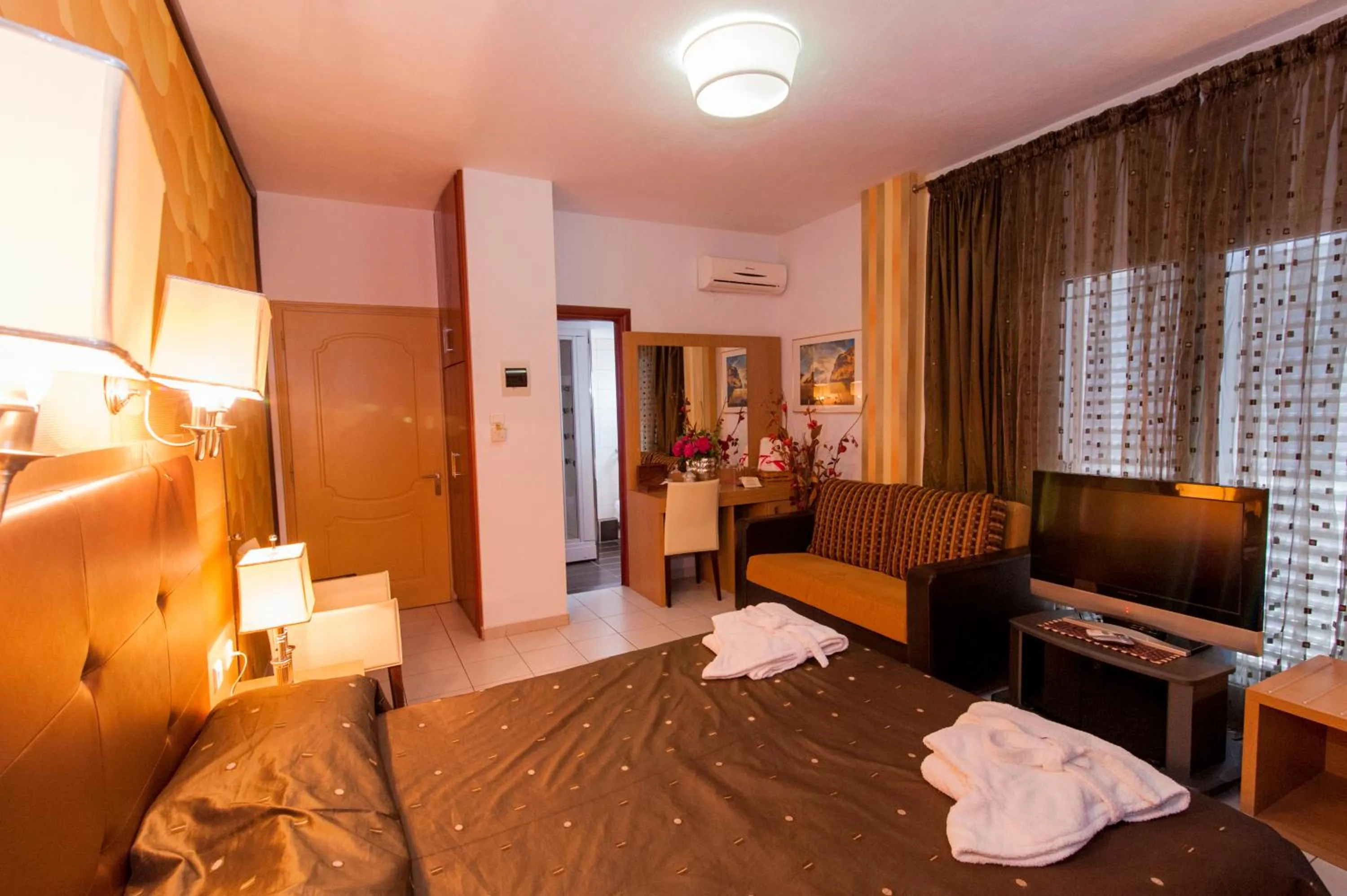 Bathroom, Bed in Krikonis Hotel