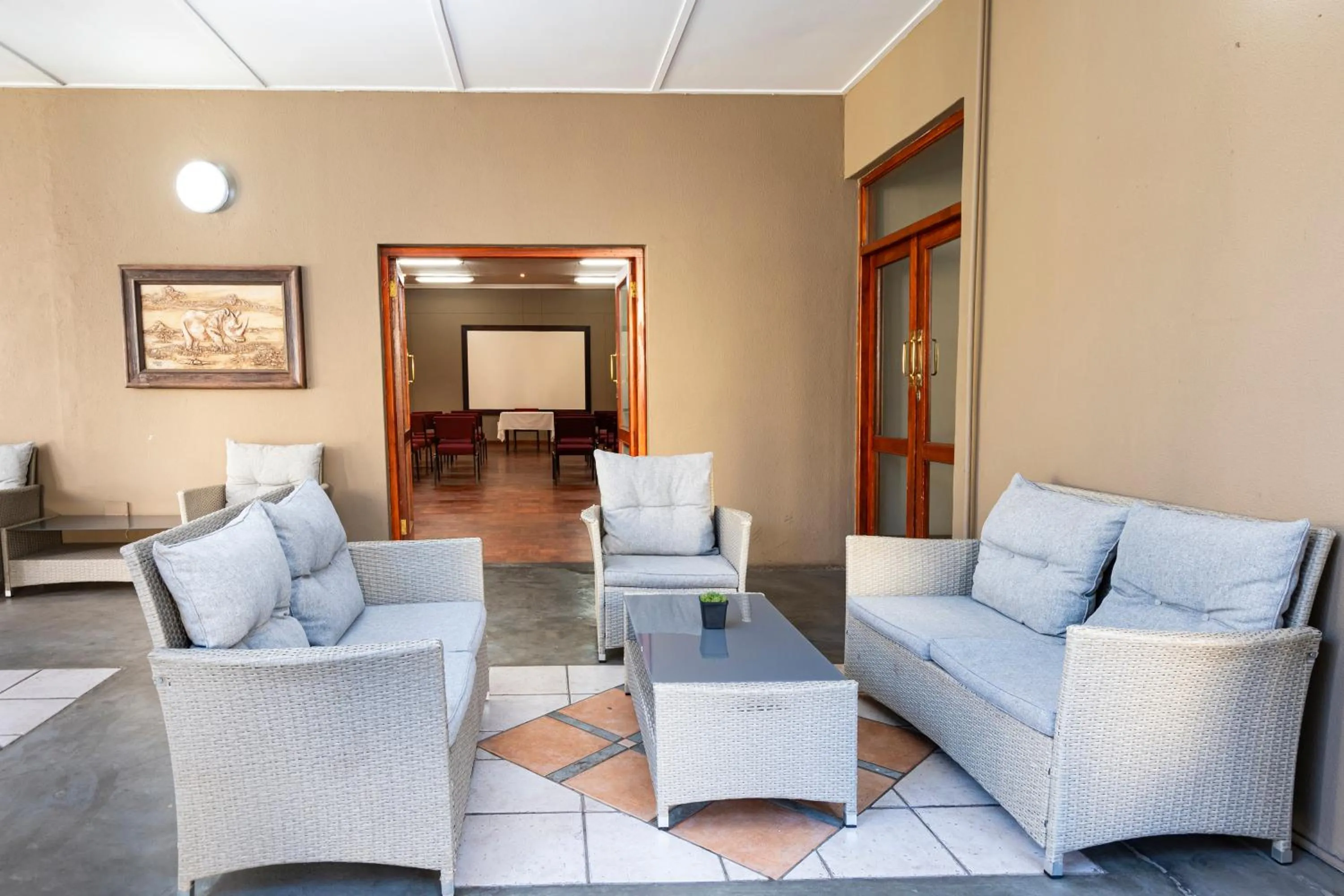 Seating area in Queen's Hotel by BON Hotels