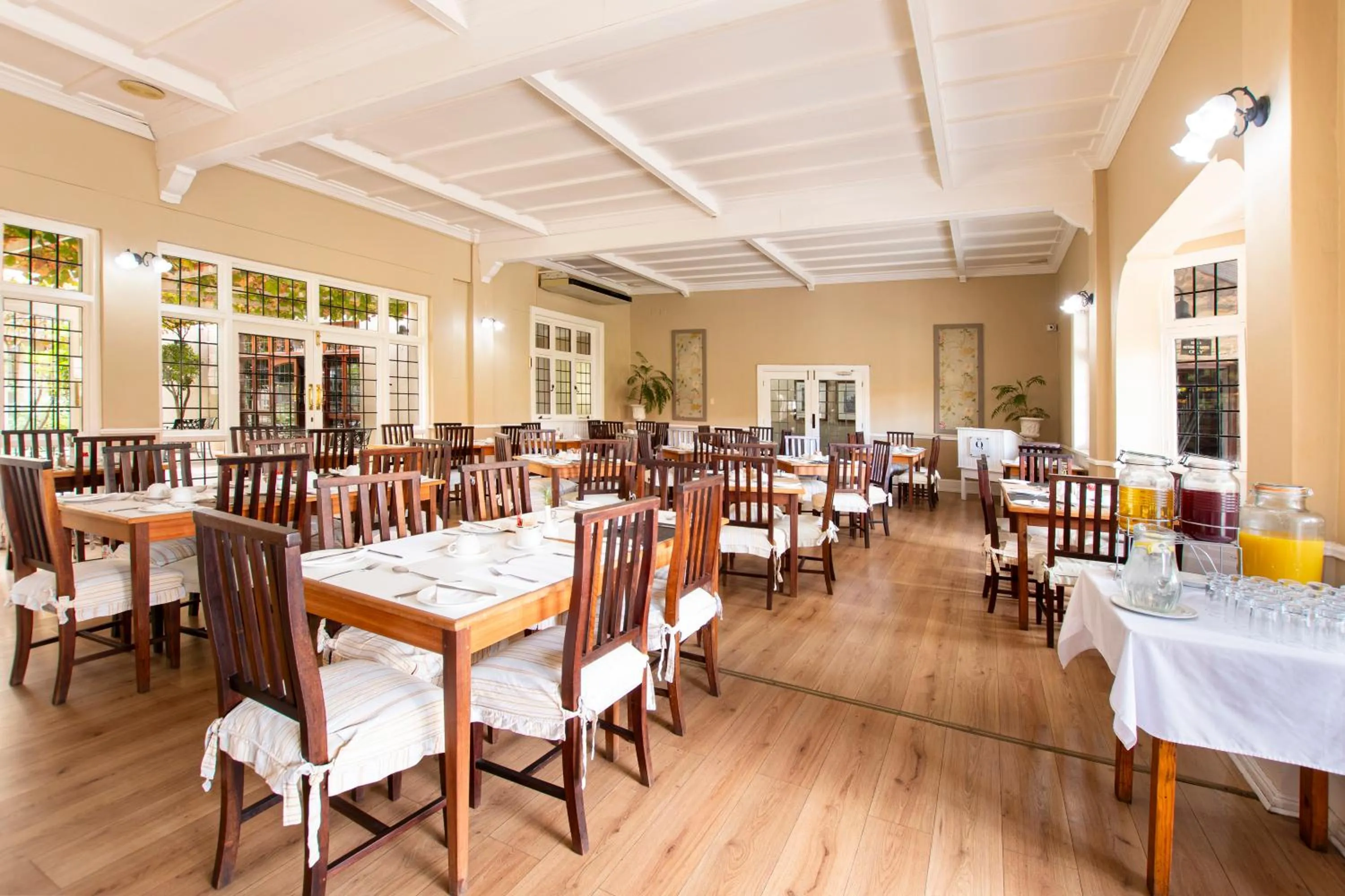 Restaurant/places to eat in Queen's Hotel by BON Hotels