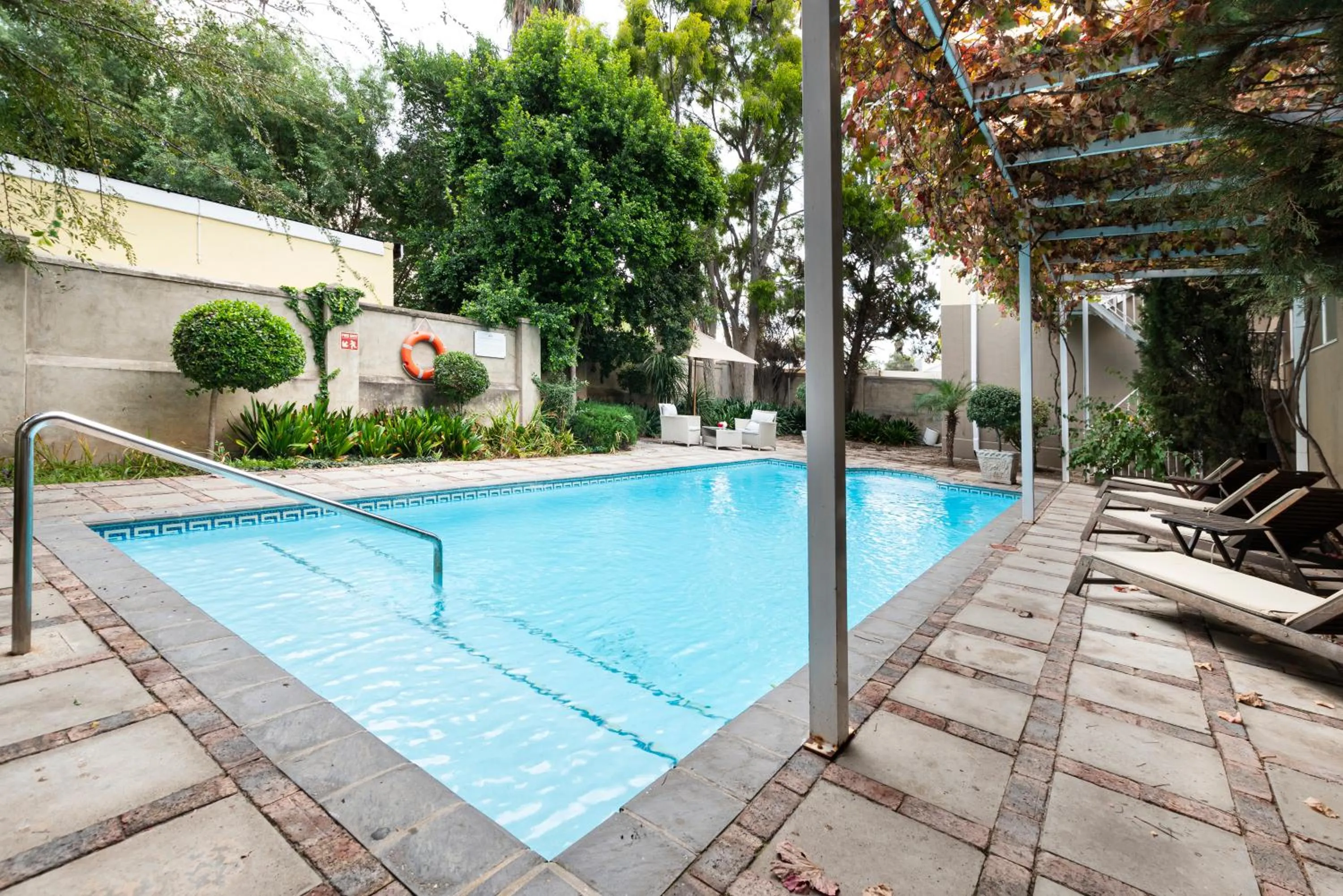 Swimming pool in Queen's Hotel by BON Hotels