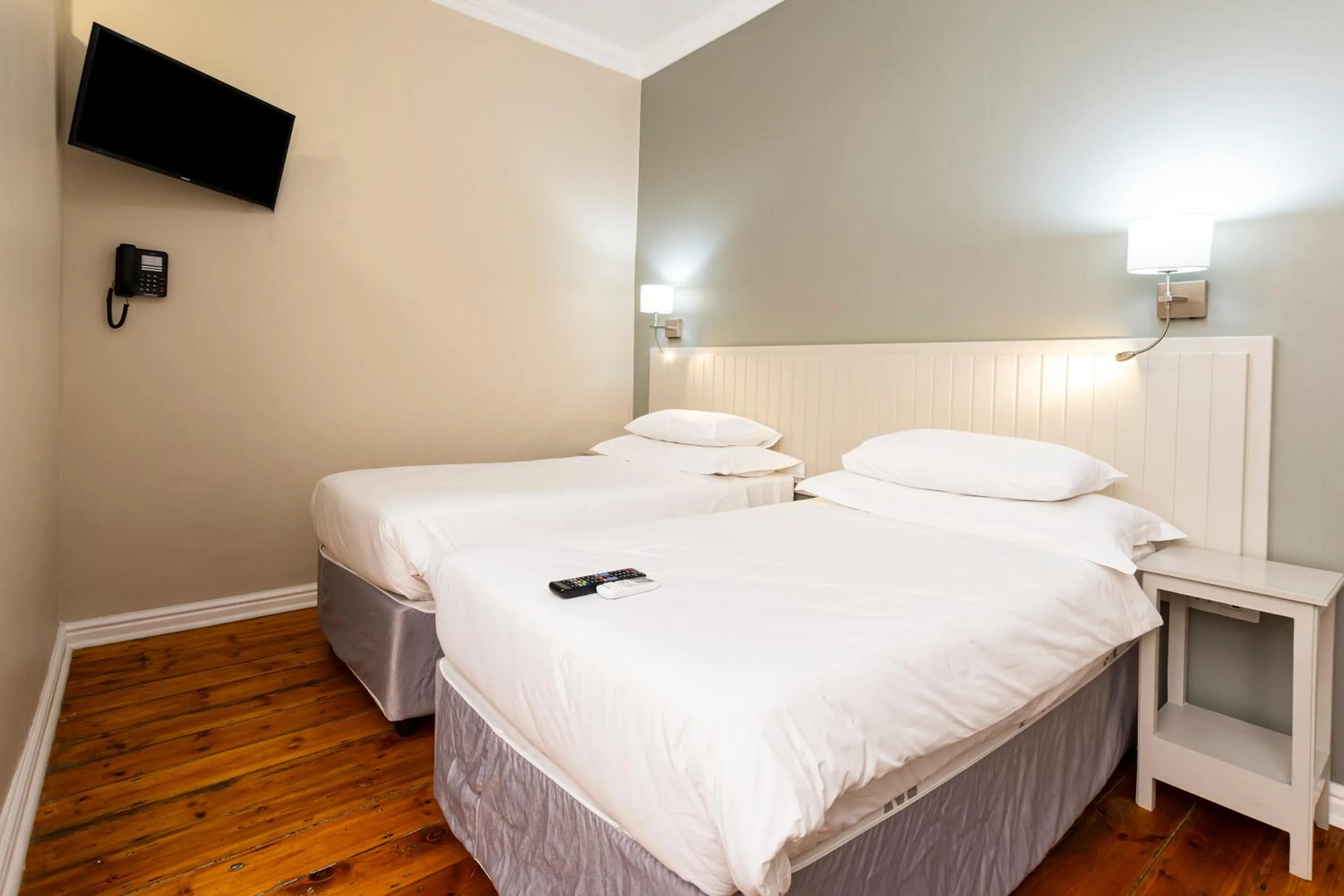 TV and multimedia, Bed in Queen's Hotel by BON Hotels