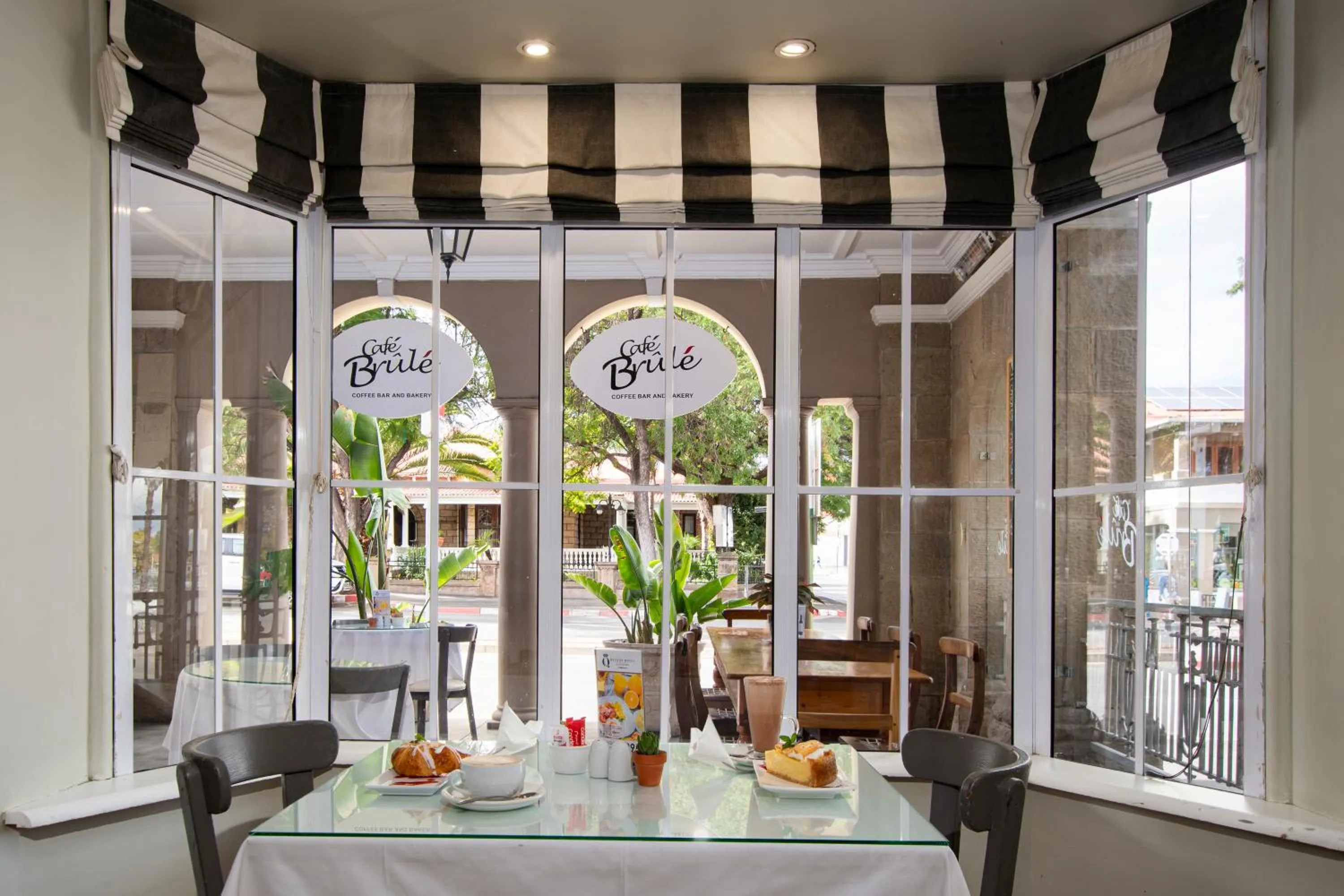 Restaurant/places to eat in Queen's Hotel by BON Hotels