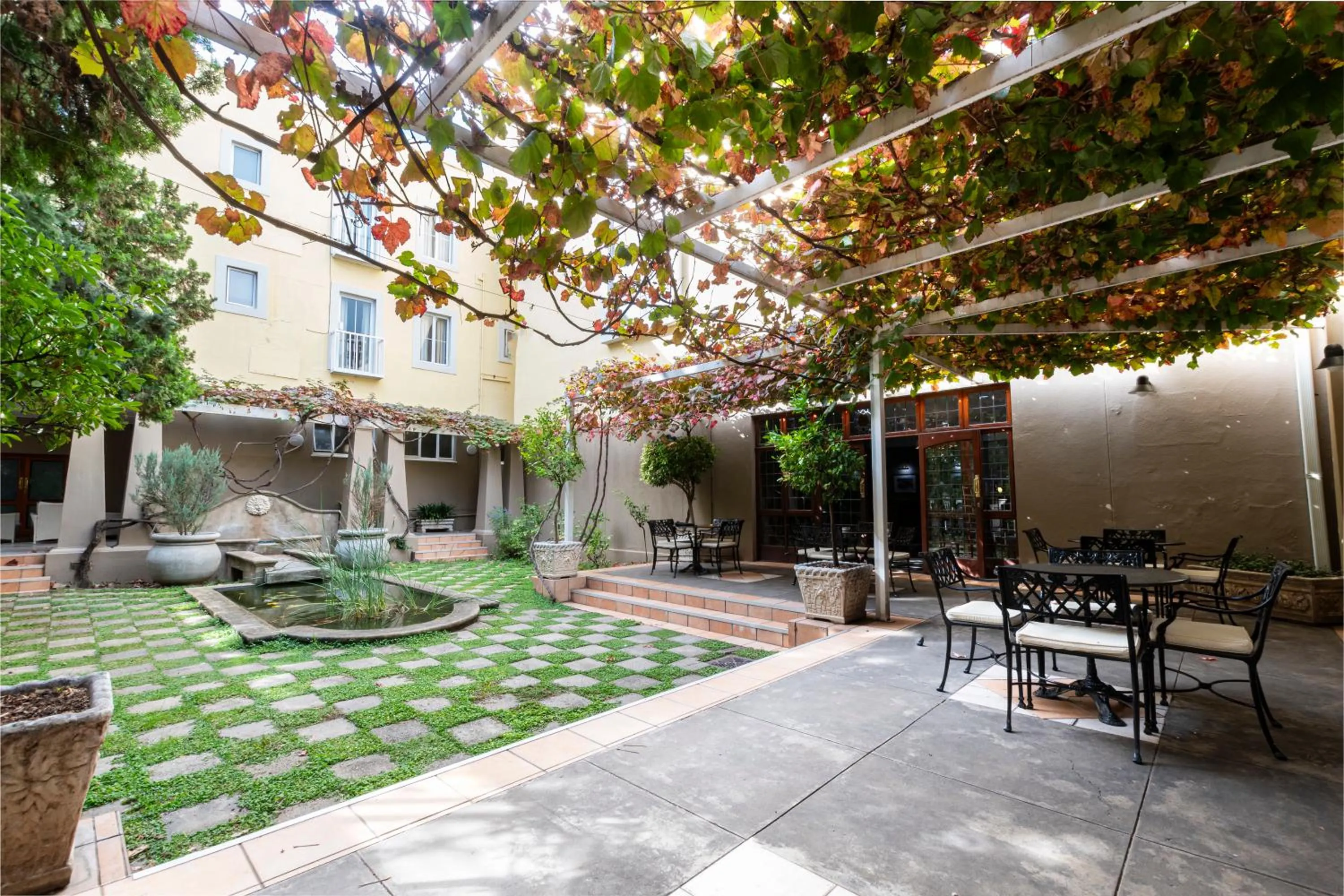 Garden view in Queen's Hotel by BON Hotels