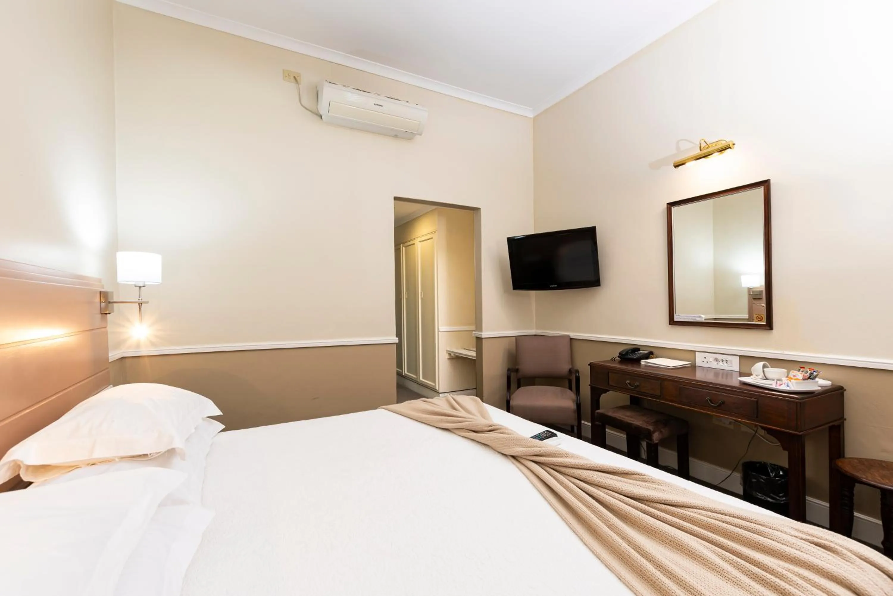 TV and multimedia, Bed in Queen's Hotel by BON Hotels