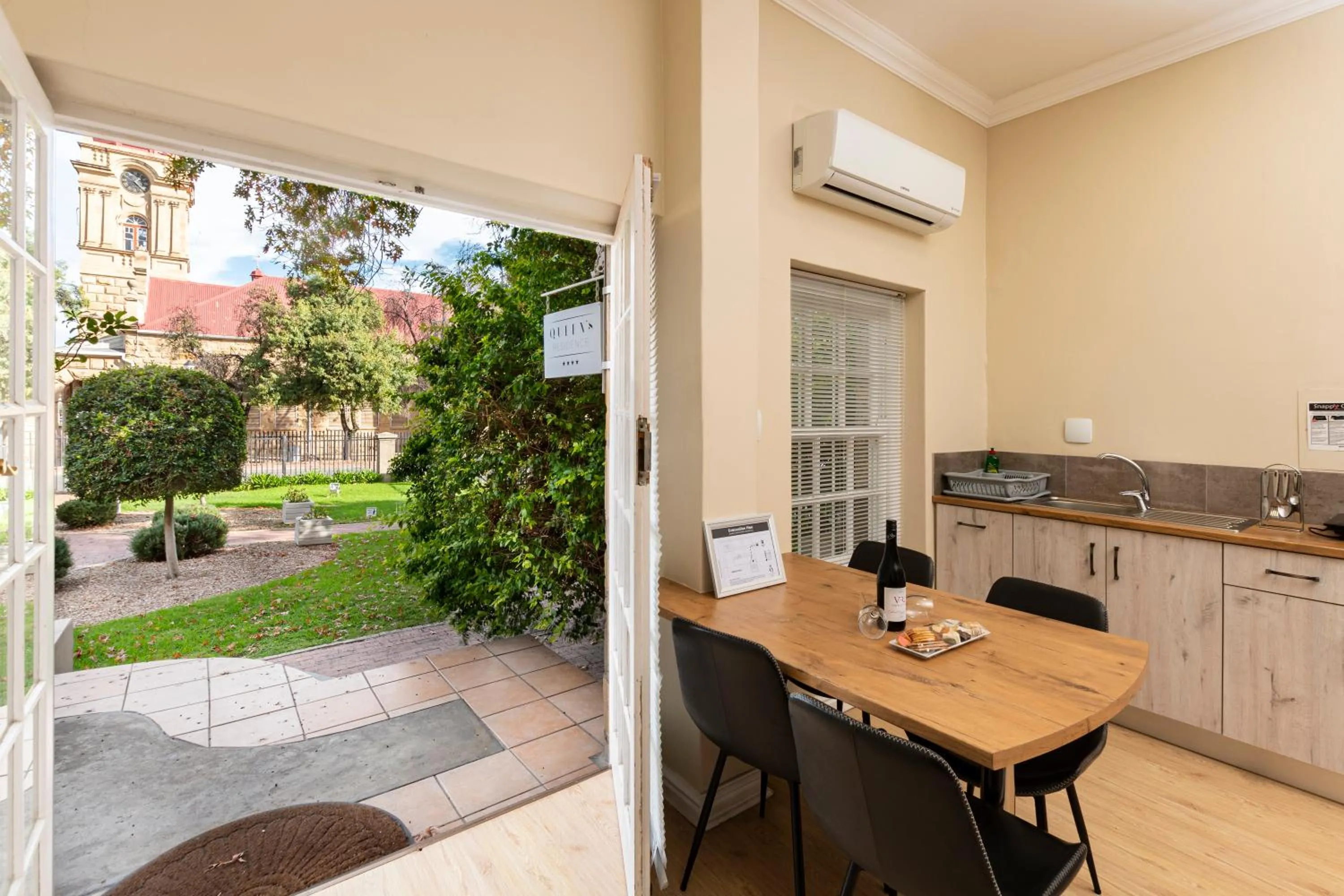 Garden in Queen's Hotel by BON Hotels