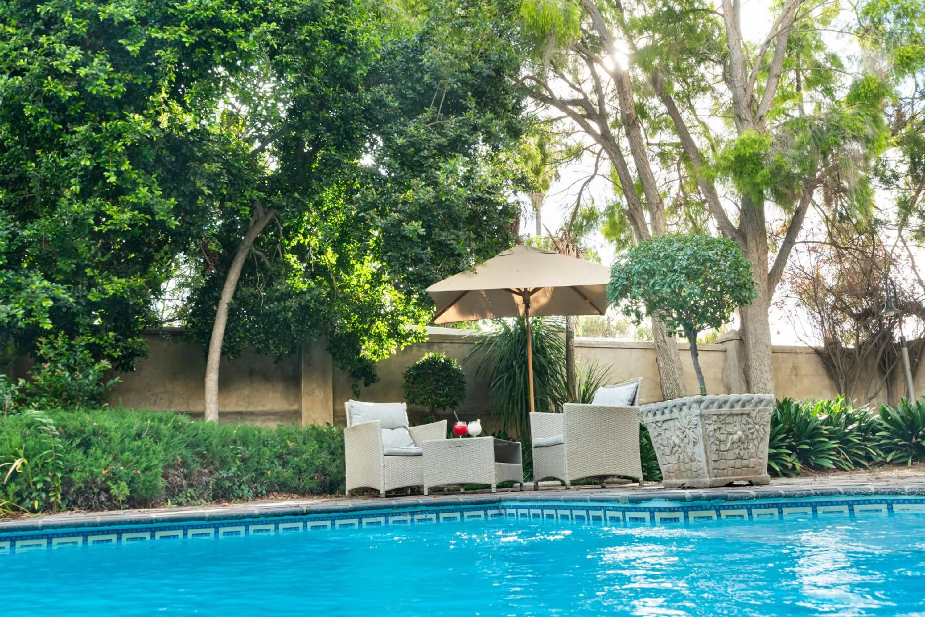 Swimming pool in Queen's Hotel by BON Hotels
