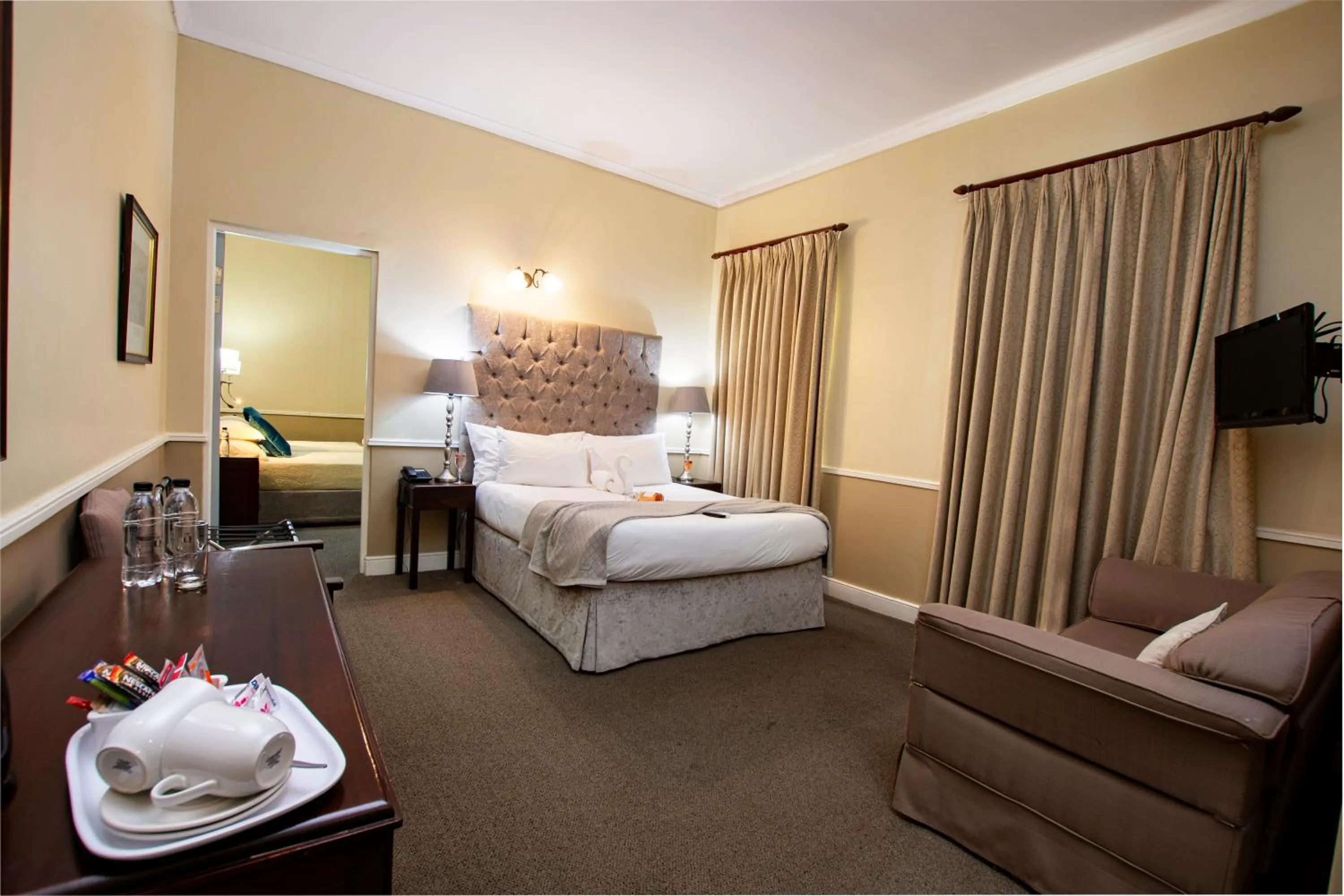 Bedroom, Bed in Queen's Hotel by BON Hotels