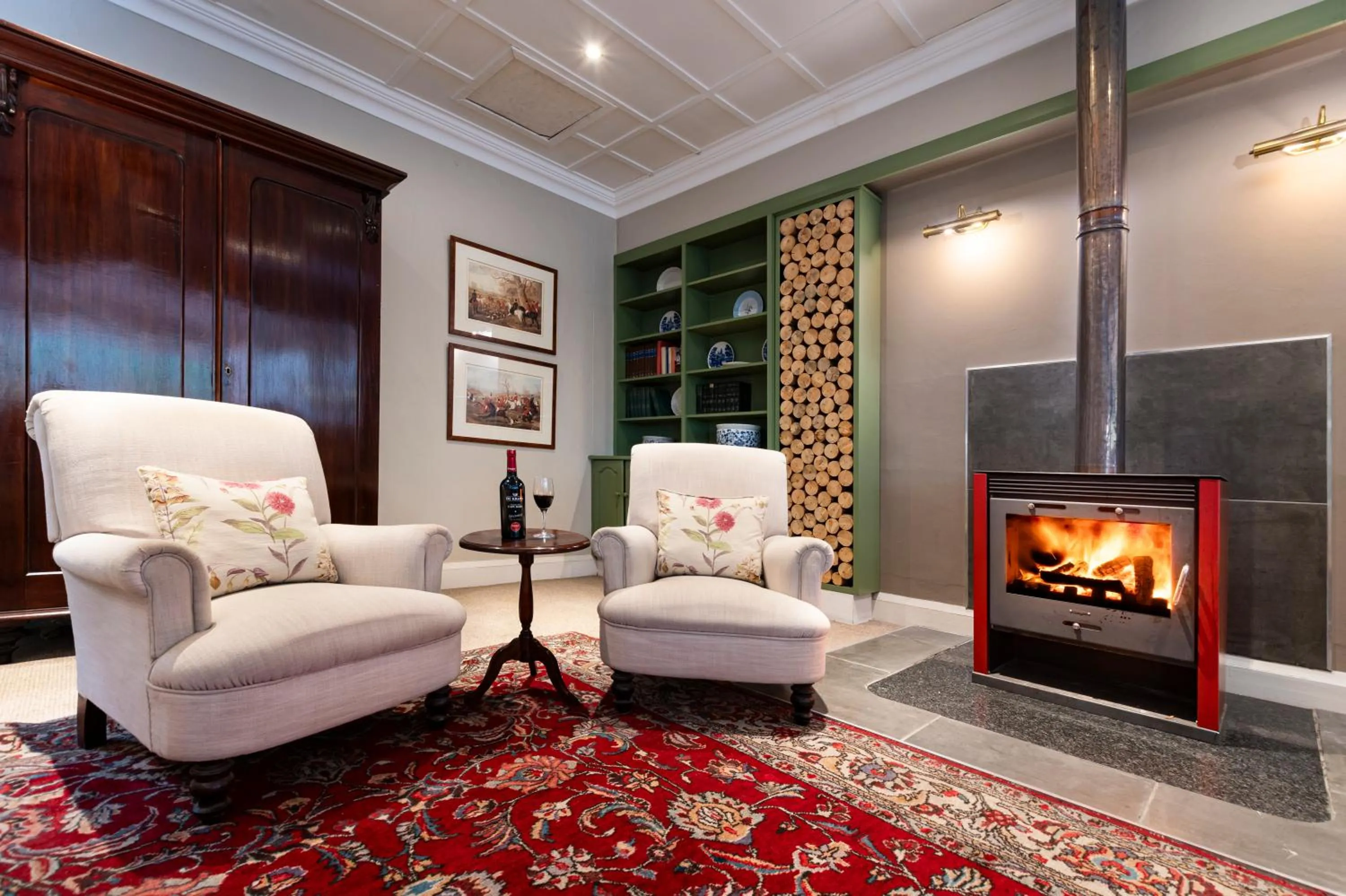 Seating area in Queen's Hotel by BON Hotels