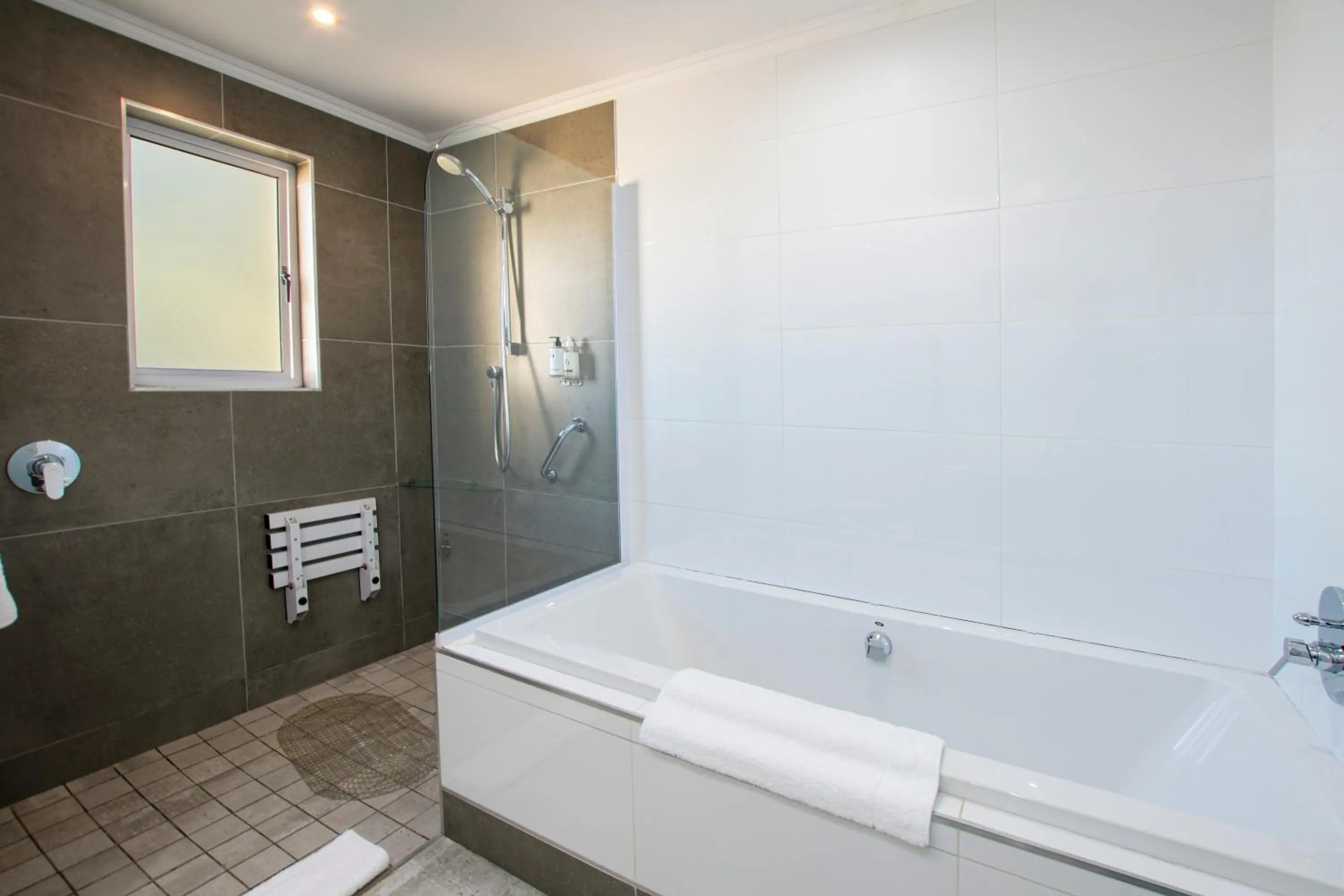 Shower in Queen's Hotel by BON Hotels