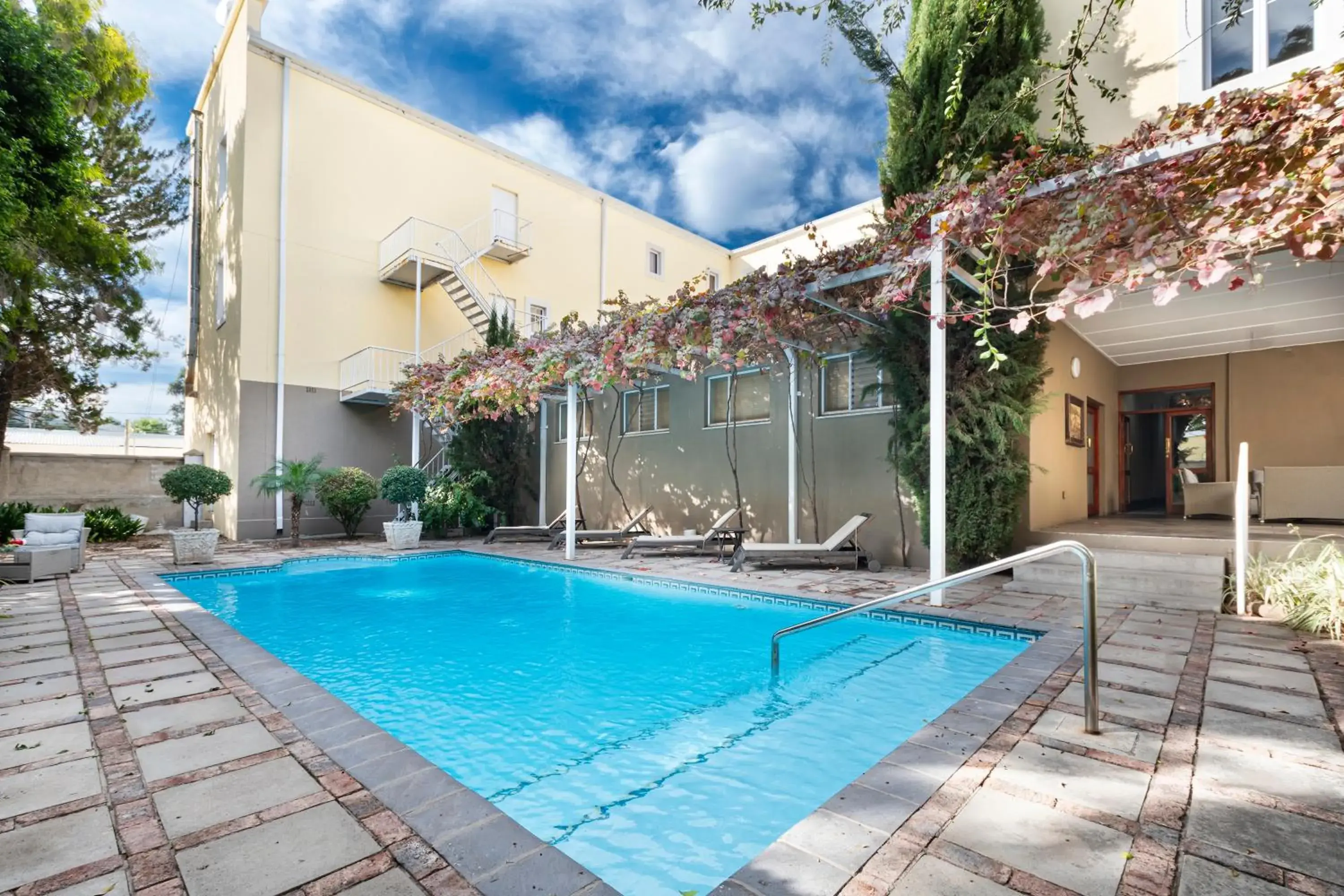 Swimming pool in Queen's Hotel by BON Hotels Swimming pool in Queen's Hotel by BON Hotels