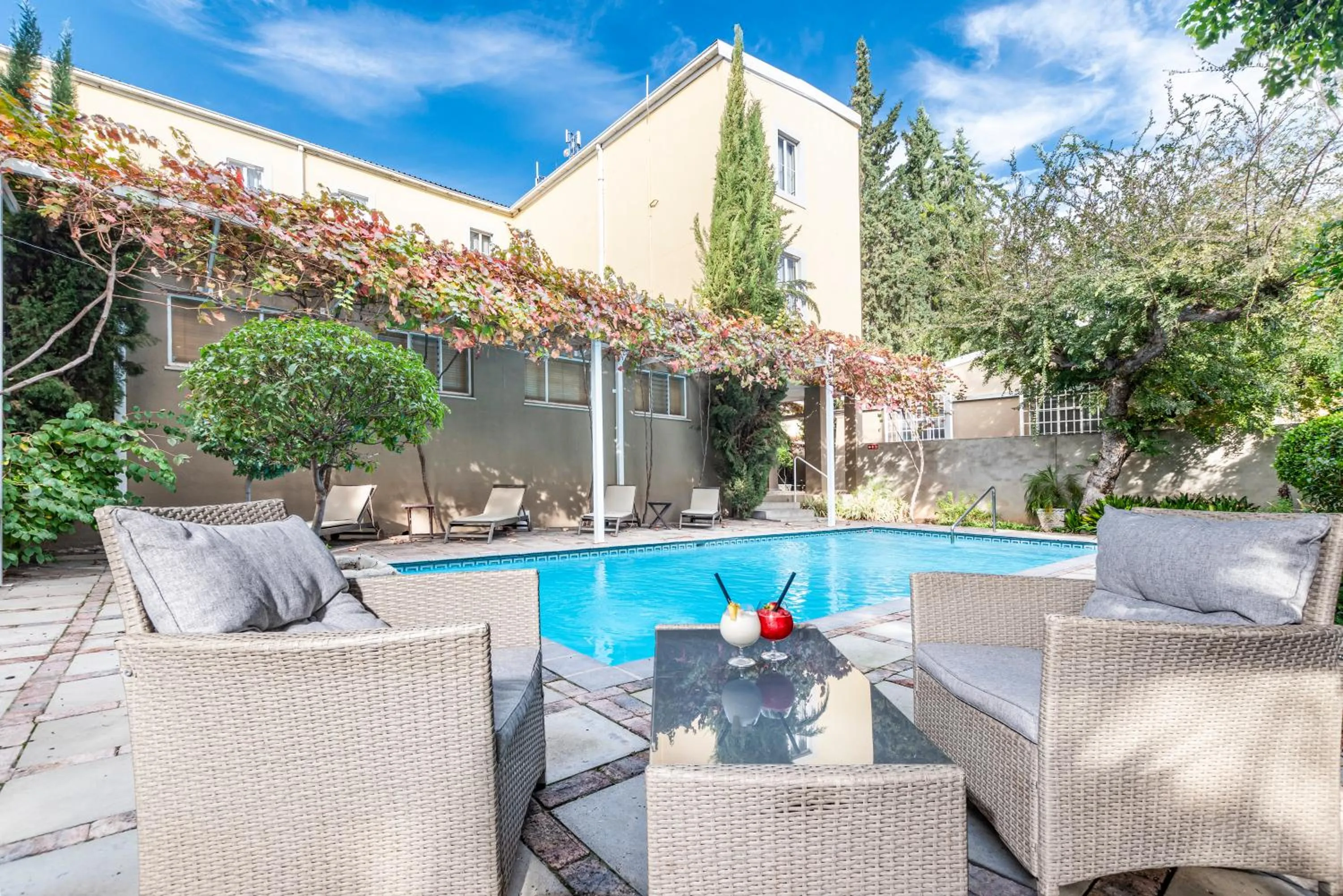 Swimming pool in Queen's Hotel by BON Hotels