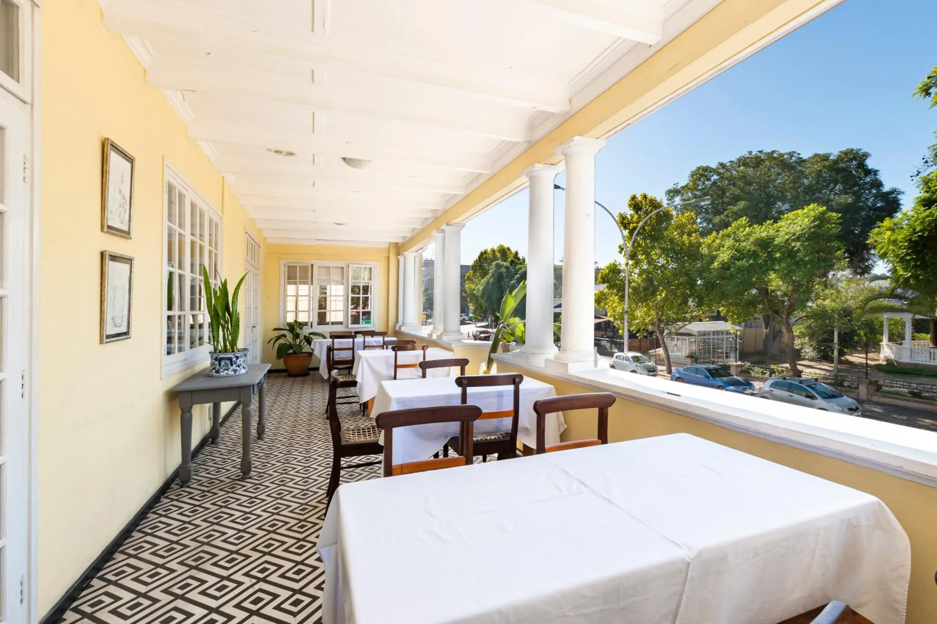 Restaurant/places to eat in Queen's Hotel by BON Hotels Restaurant/places to eat in Queen's Hotel by BON Hotels