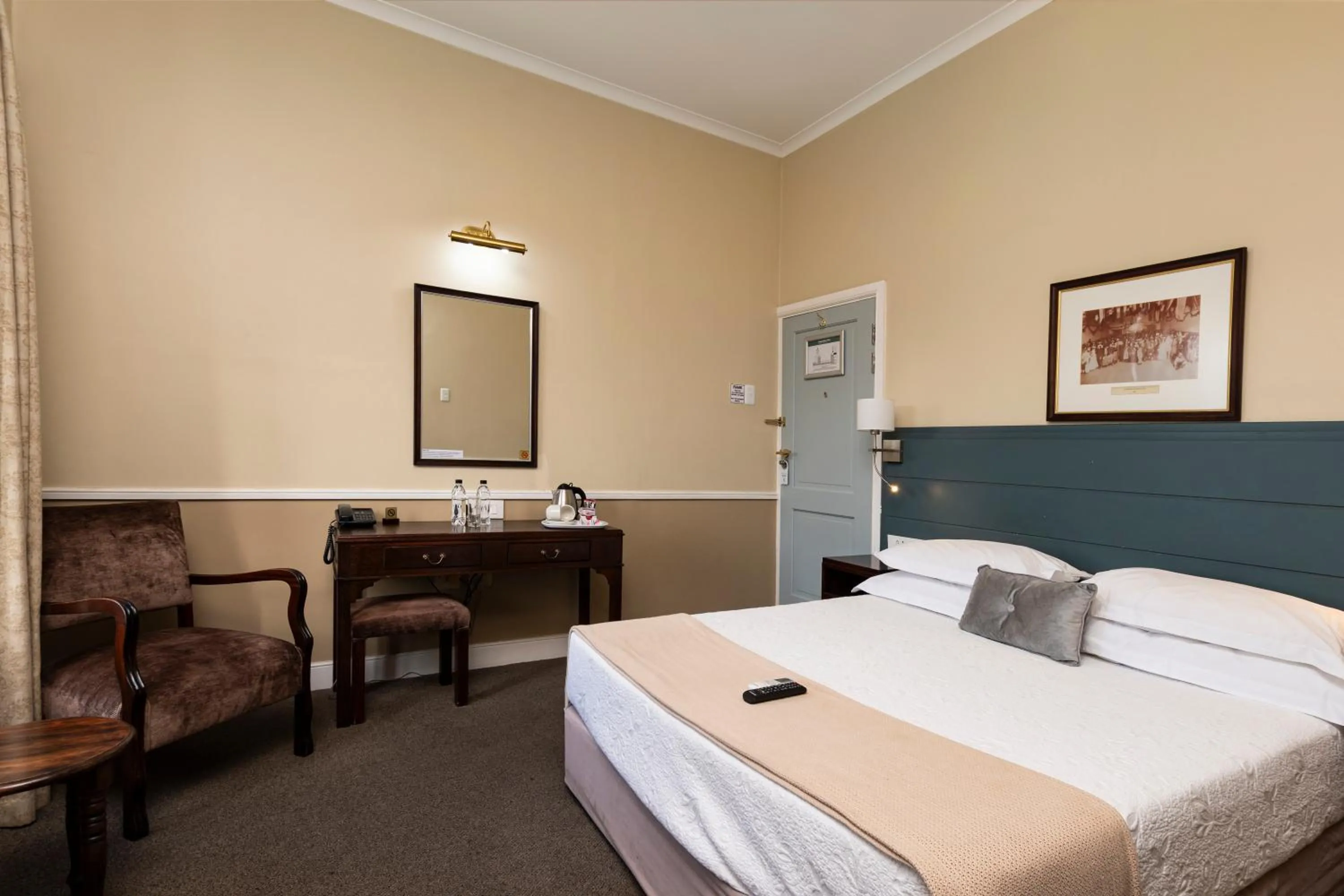 Bed in Queen's Hotel by BON Hotels