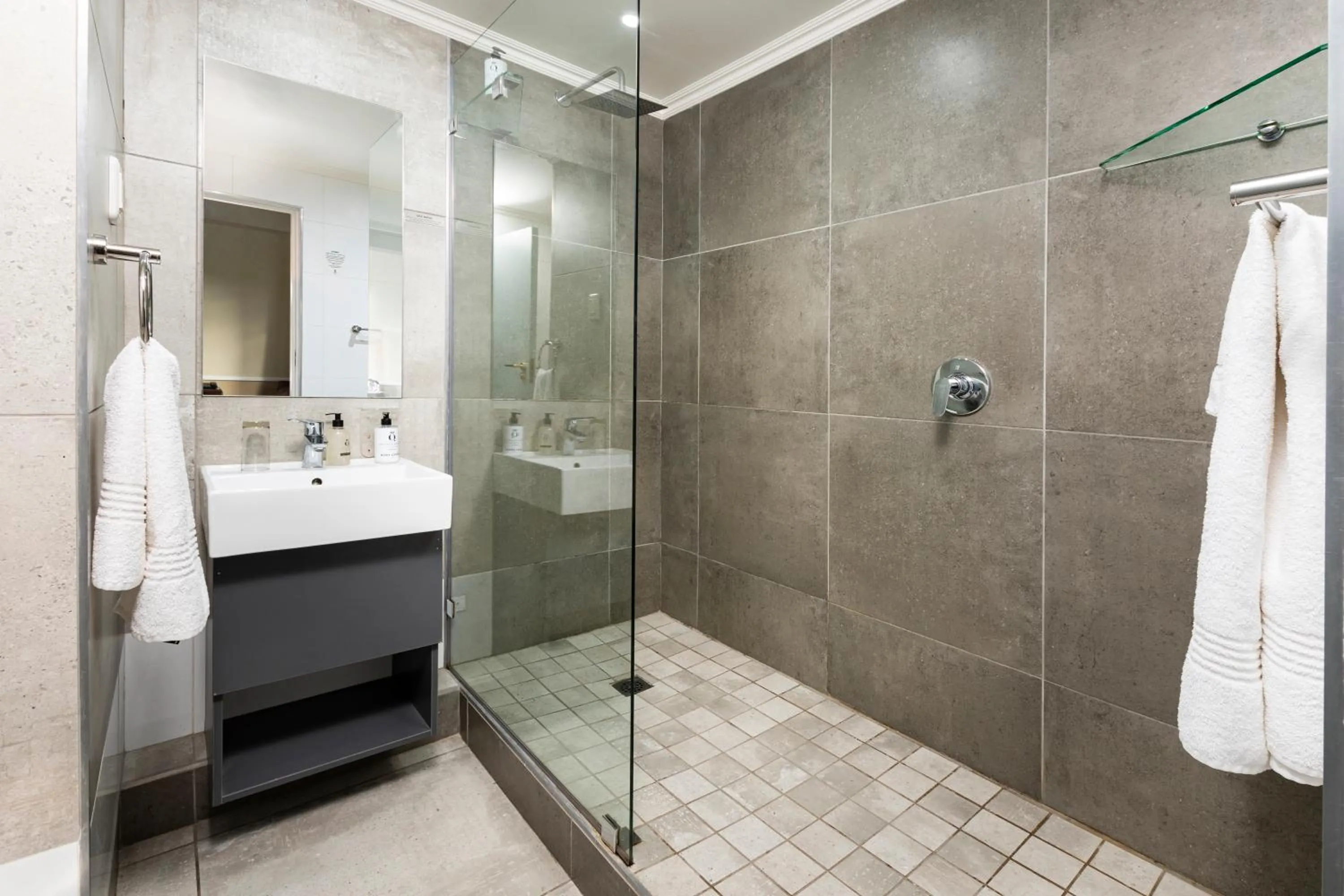 Shower in Queen's Hotel by BON Hotels