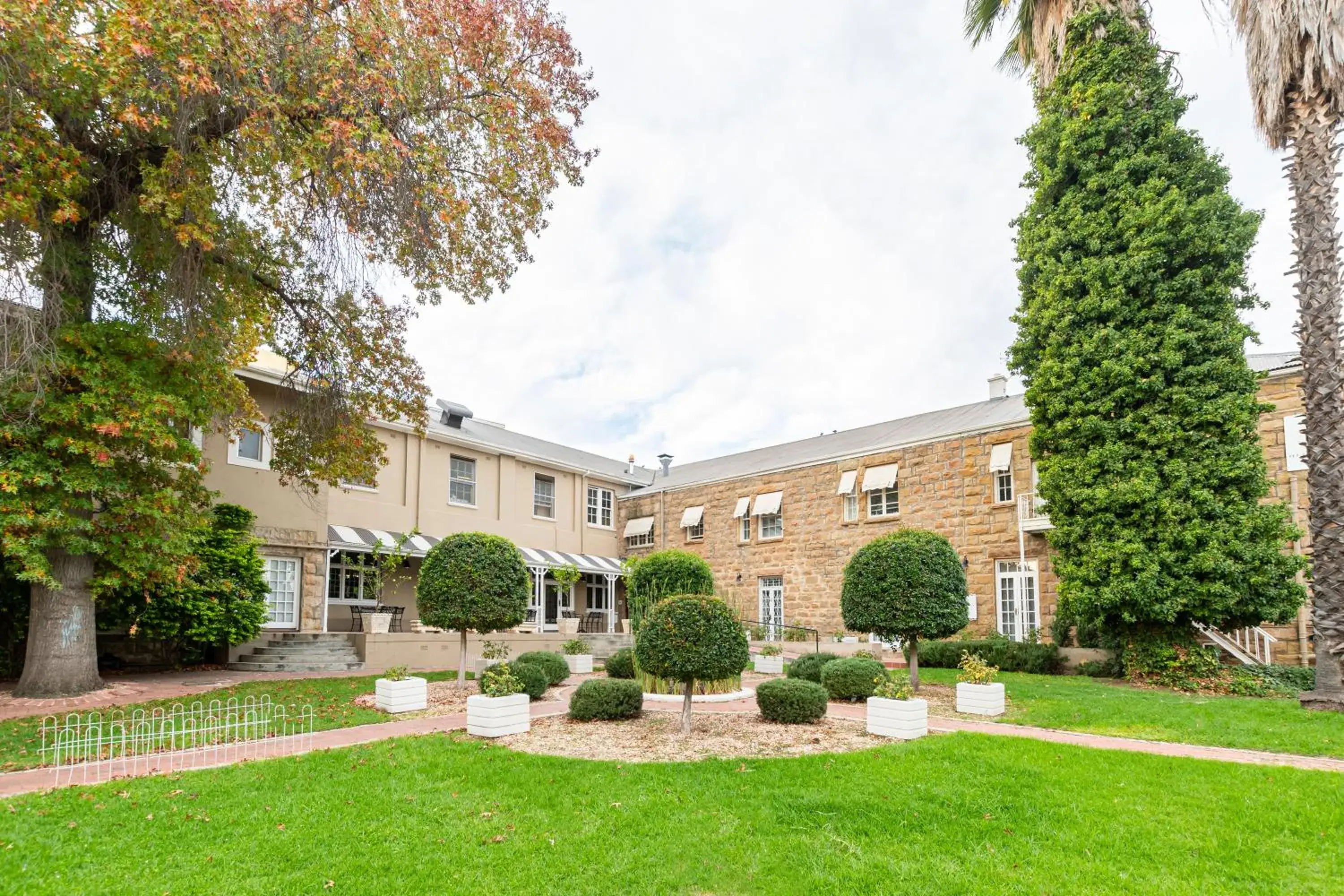 Property building in Queen's Hotel by BON Hotels Property building in Queen's Hotel by BON Hotels