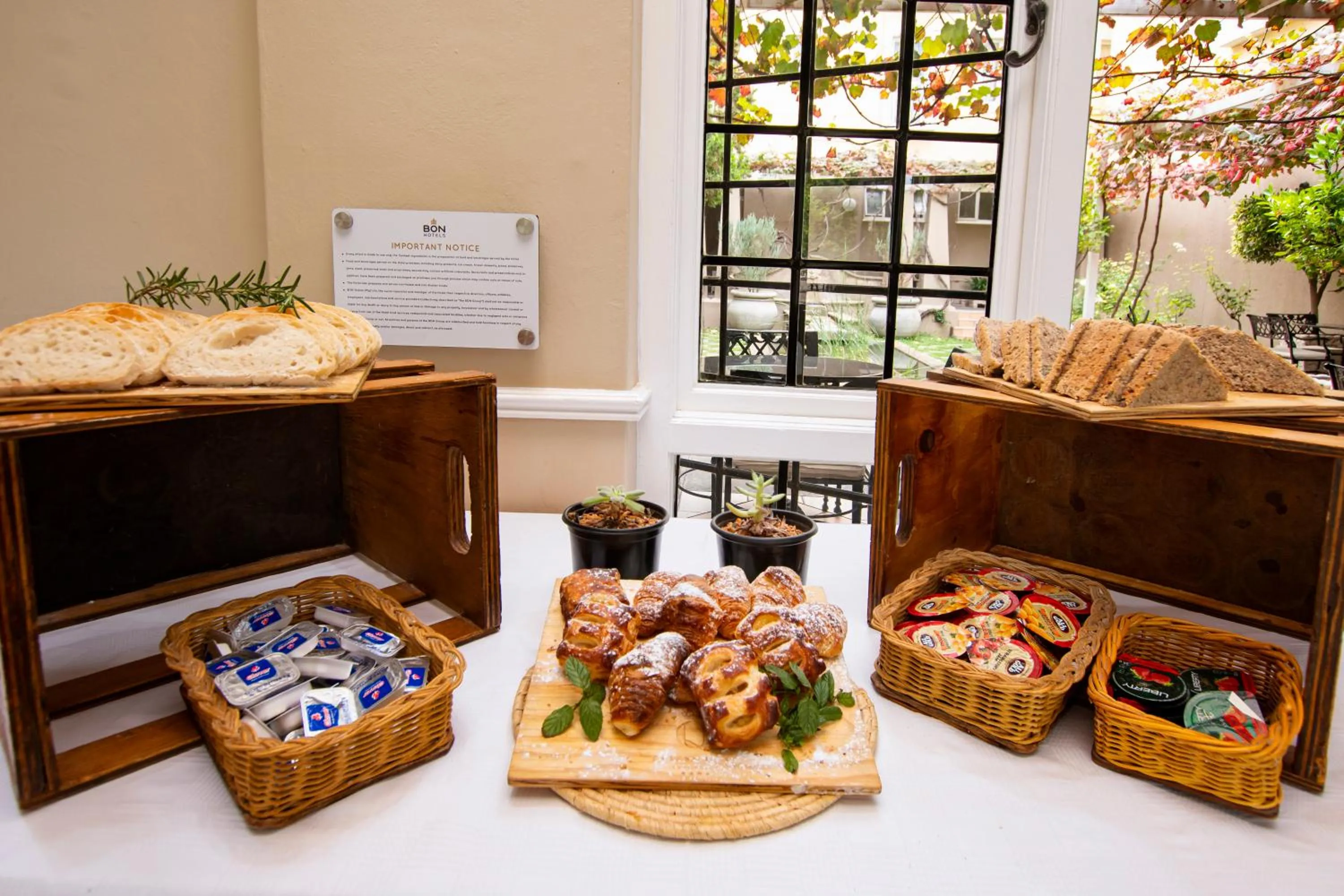 Food in Queen's Hotel by BON Hotels